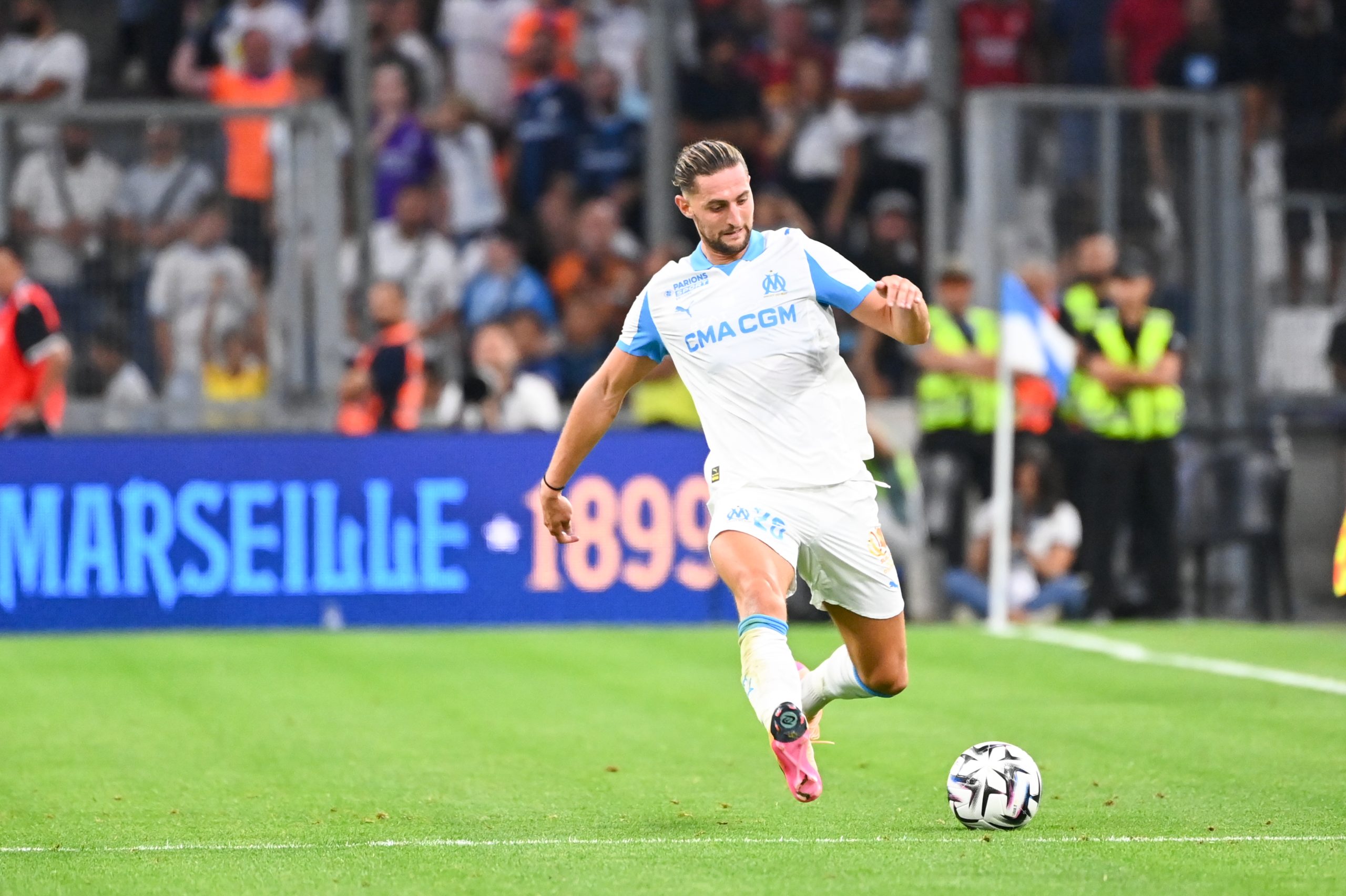 Adrien Rabiot en action lors du match entre l'OM et le FC Séville.
