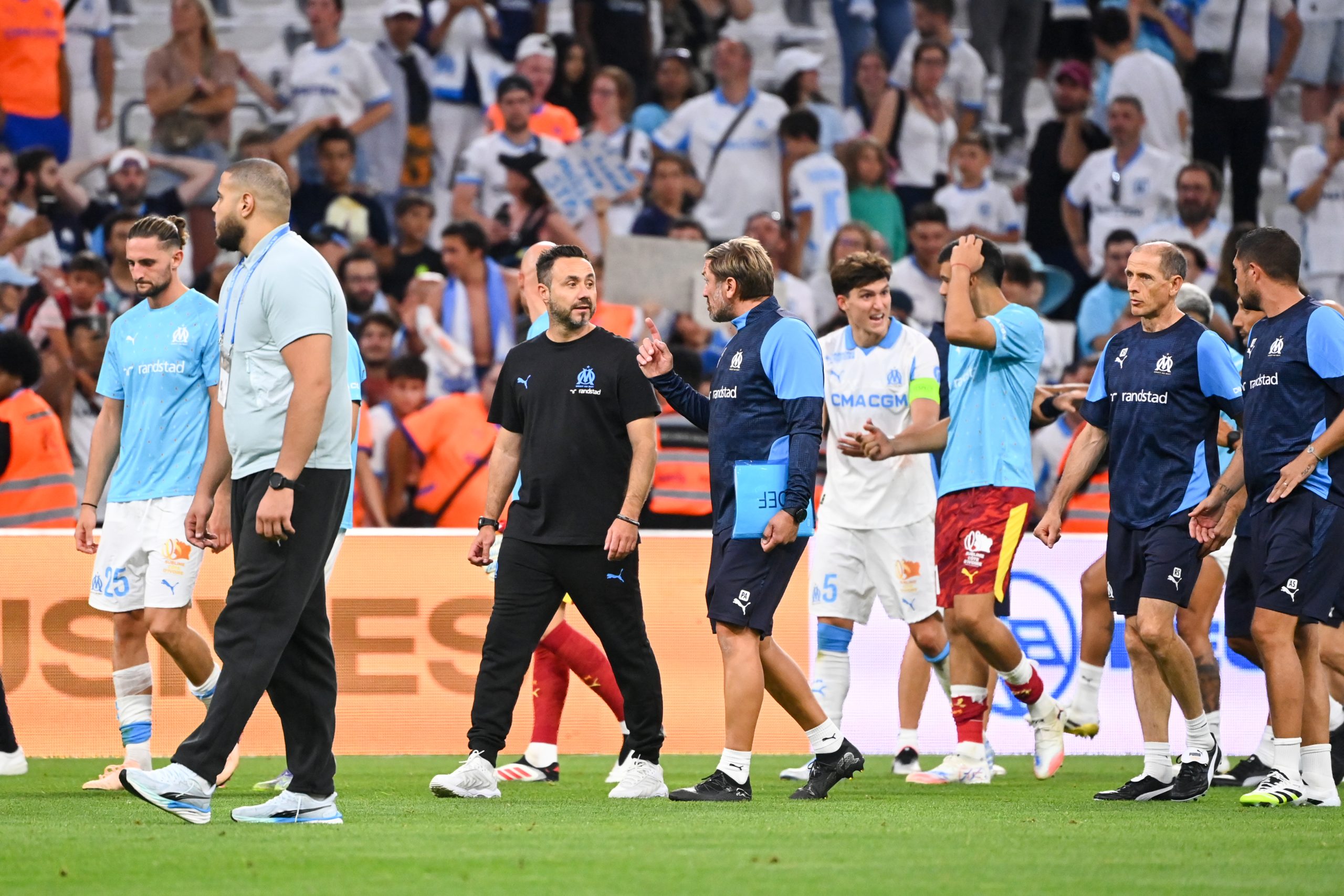 Roberto De Zerbi au milieu de ses joueurs, après le match amical de l'OM contre Aston Villa.