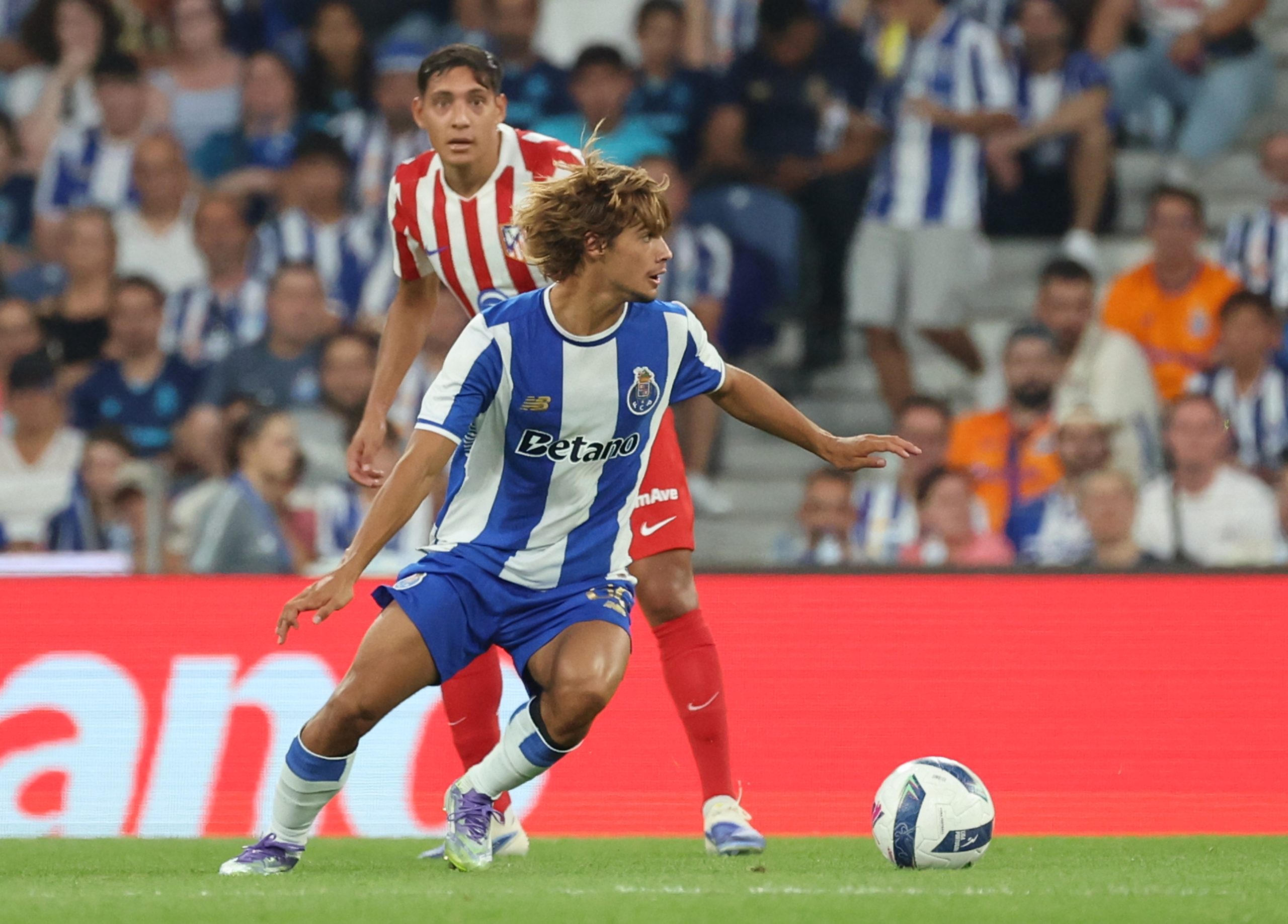 Le jeune milieu offensif portugais Rodrigo Mora lors d'un match amical contre l'Atlético Madrid.