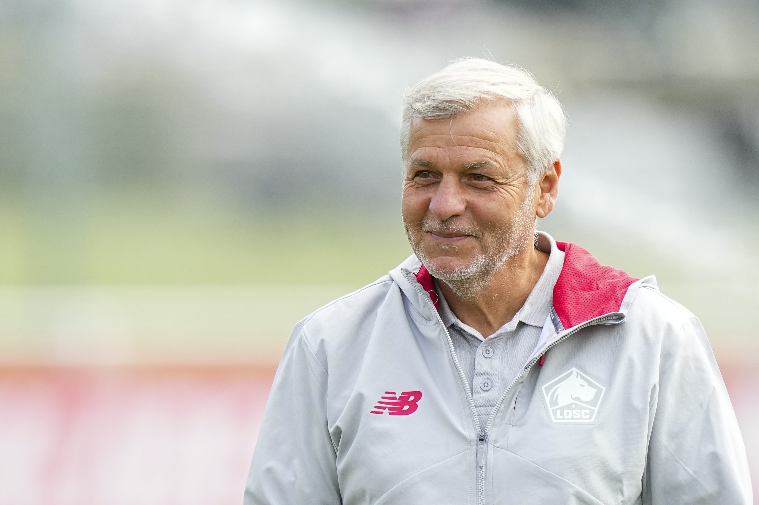 L'entraîneur du LOSC, Bruno Genesio, souriant avant un match amical.