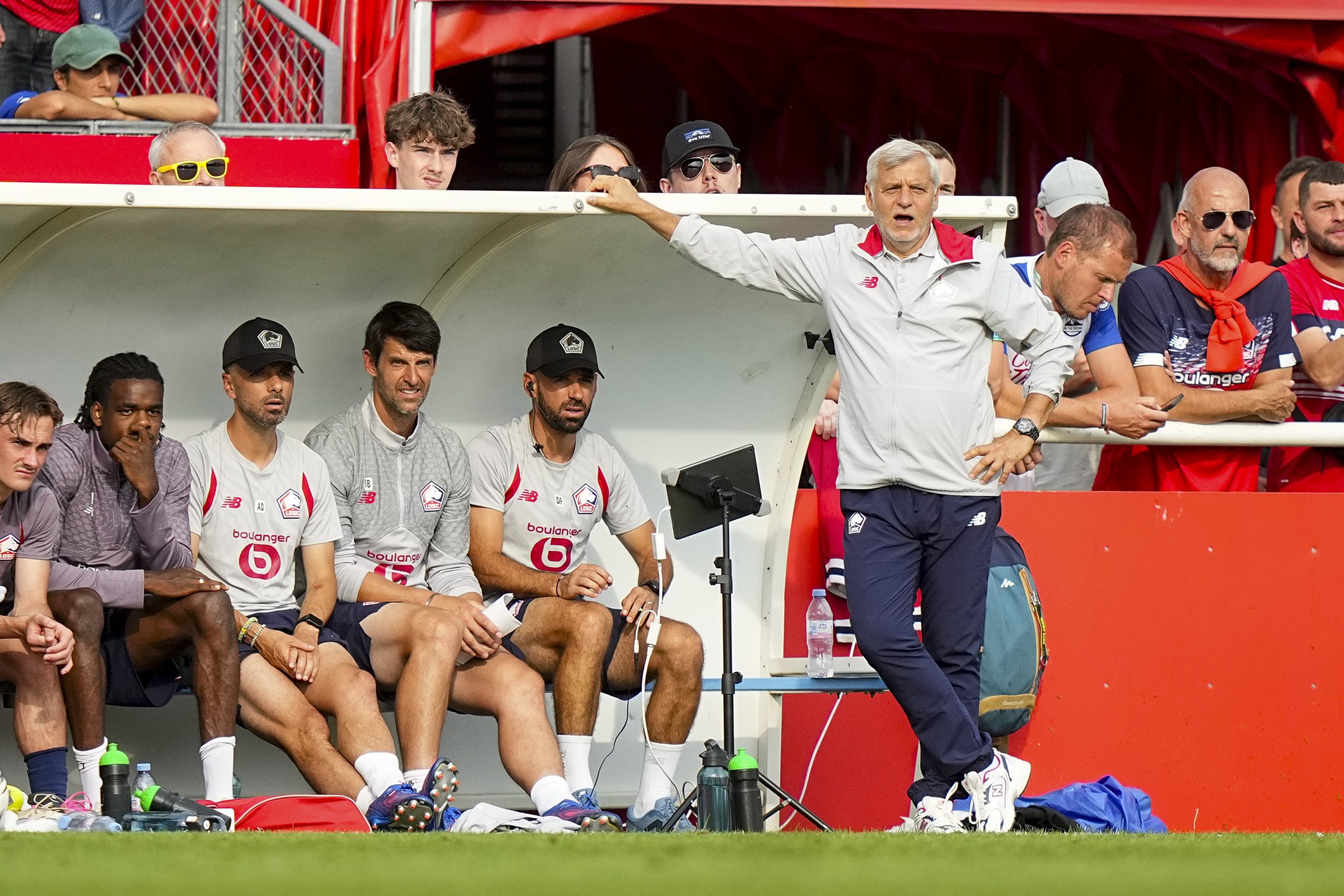 Bruno Genesio, devant son banc, lors du match amical face à Venise.
