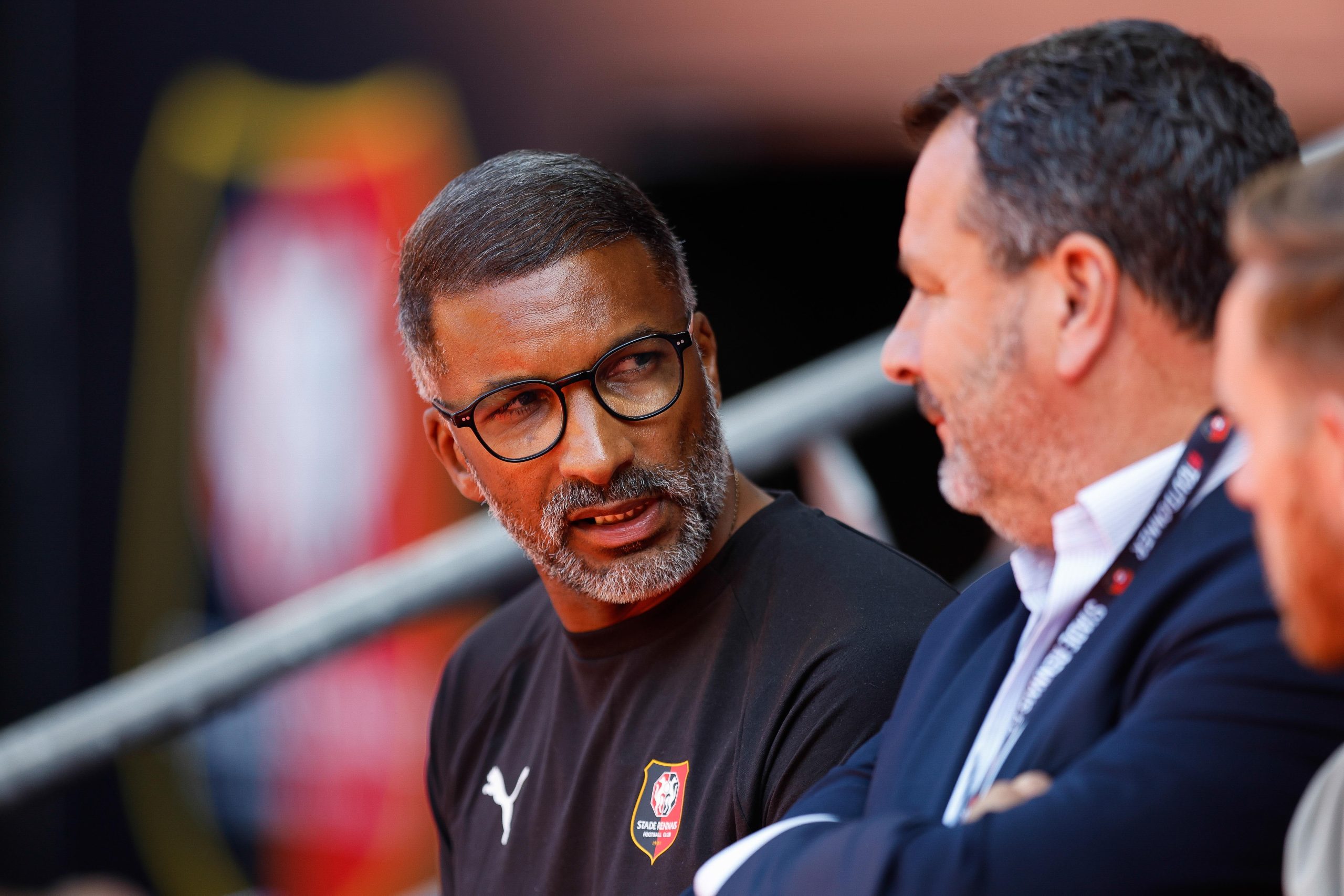 L'entraîneur du Stade Rennais, Habib Beye, en discussion avec un dirigeant.