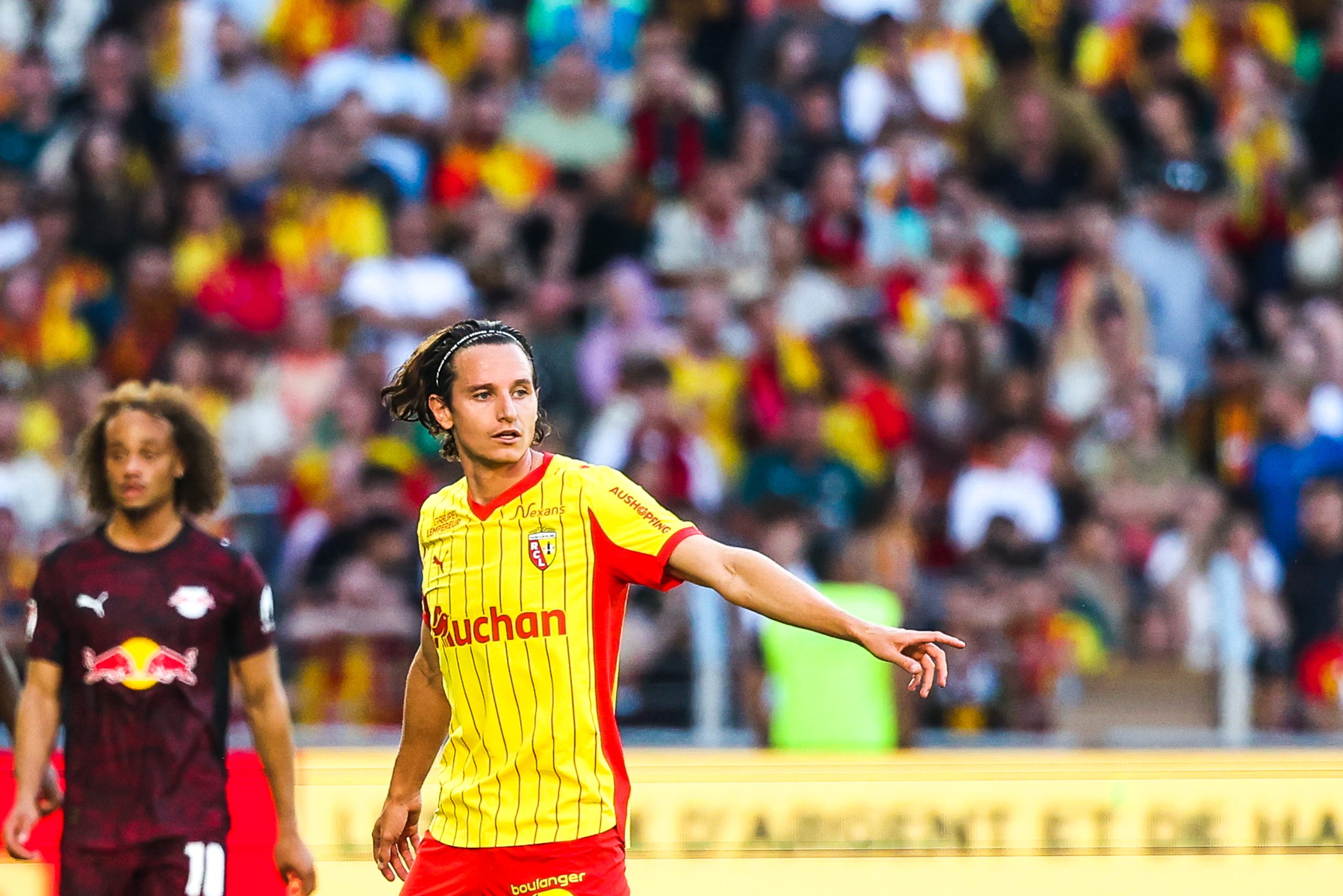 Florian Thauvin donnant des consignes lors du match amical entre le RC Lens et le RB Leipzig.