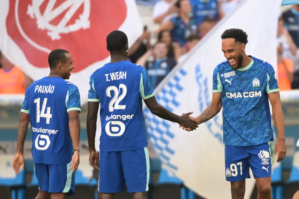 Pierre-Emerick Aubameyang célèbre ses deux buts contre Aston Villa