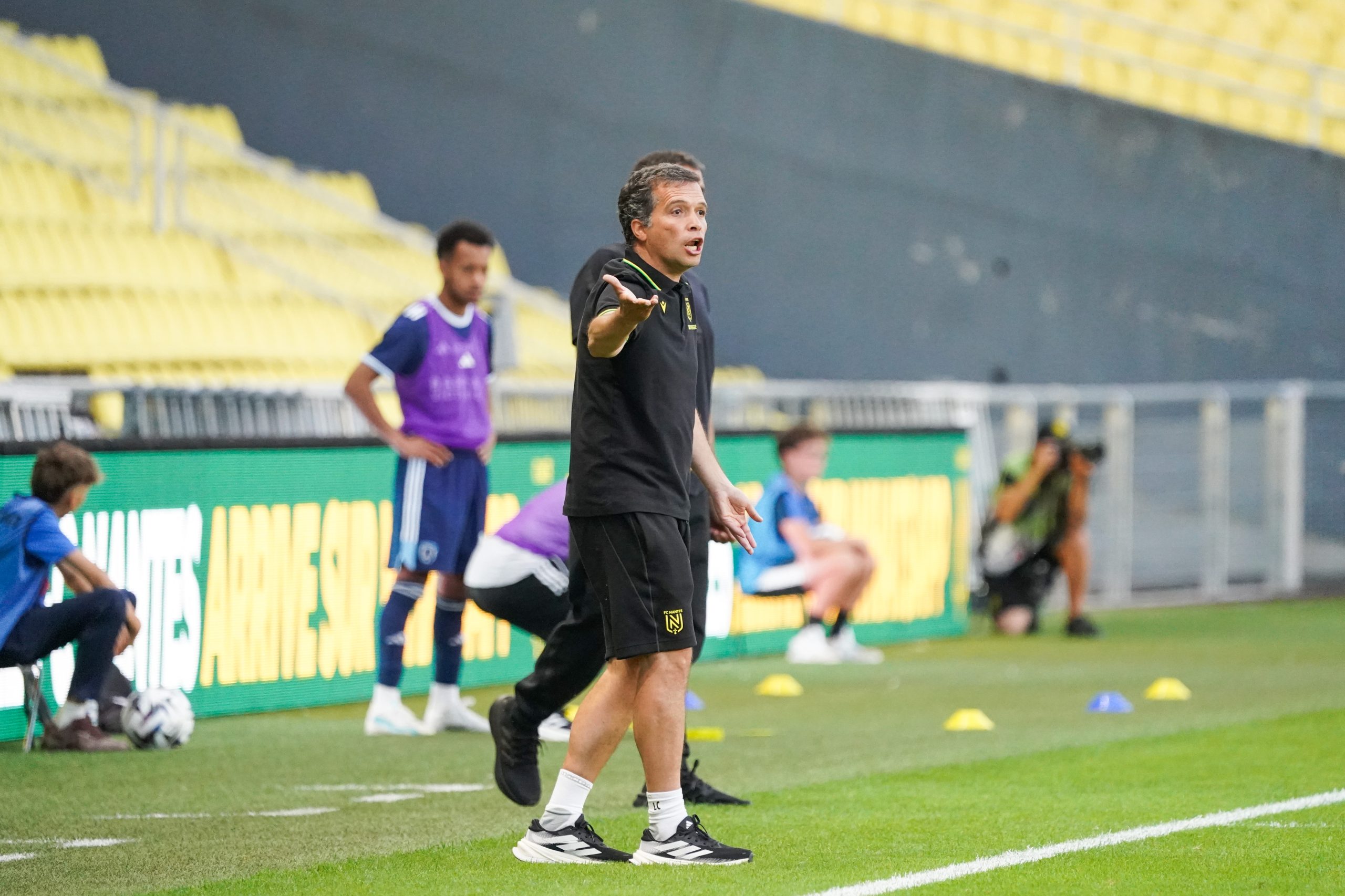 L'entraîneur du FC Nantes, Luis Castro, donnant des consignes lors du match amical contre le Paris FC.