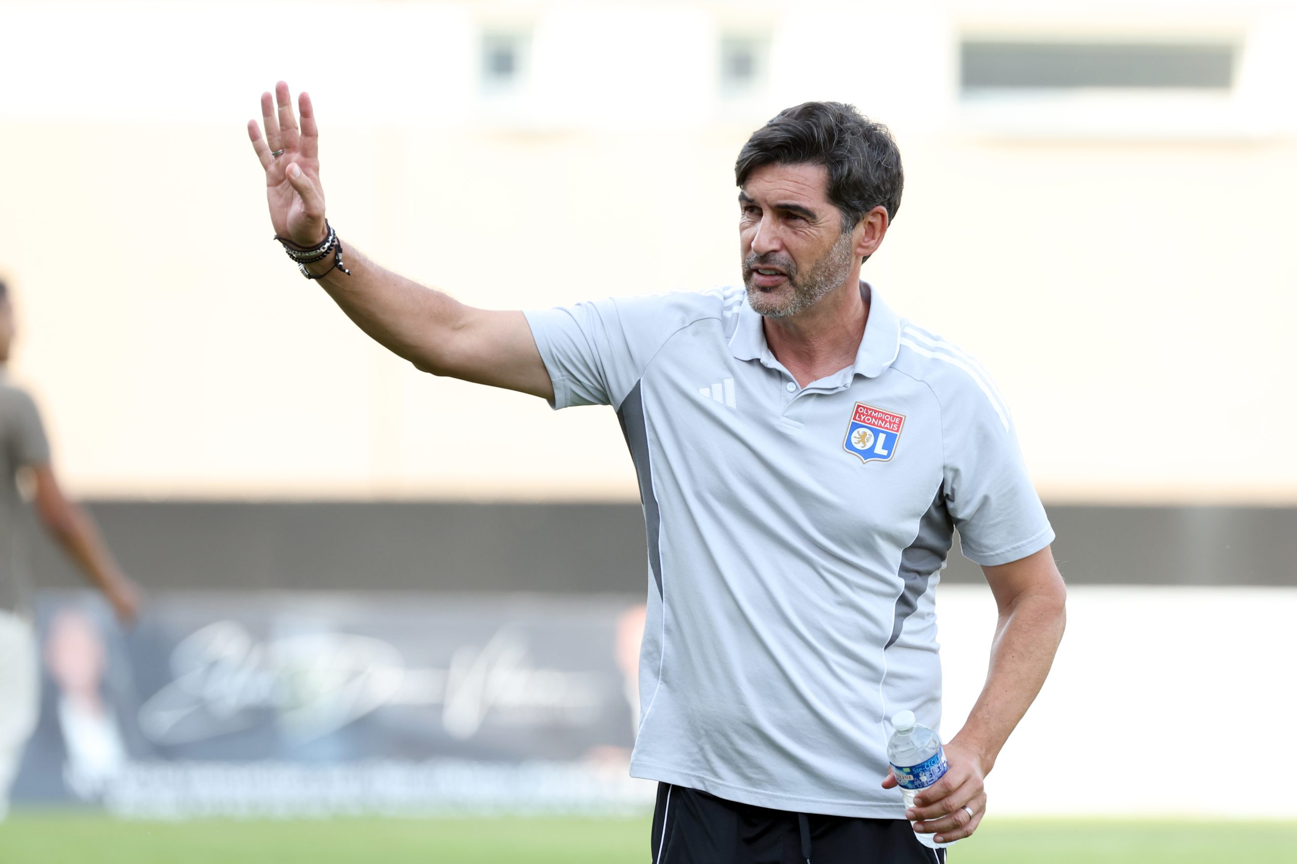 L'entraîneur de l'OL, Paulo Fonseca, saluant les supporters.