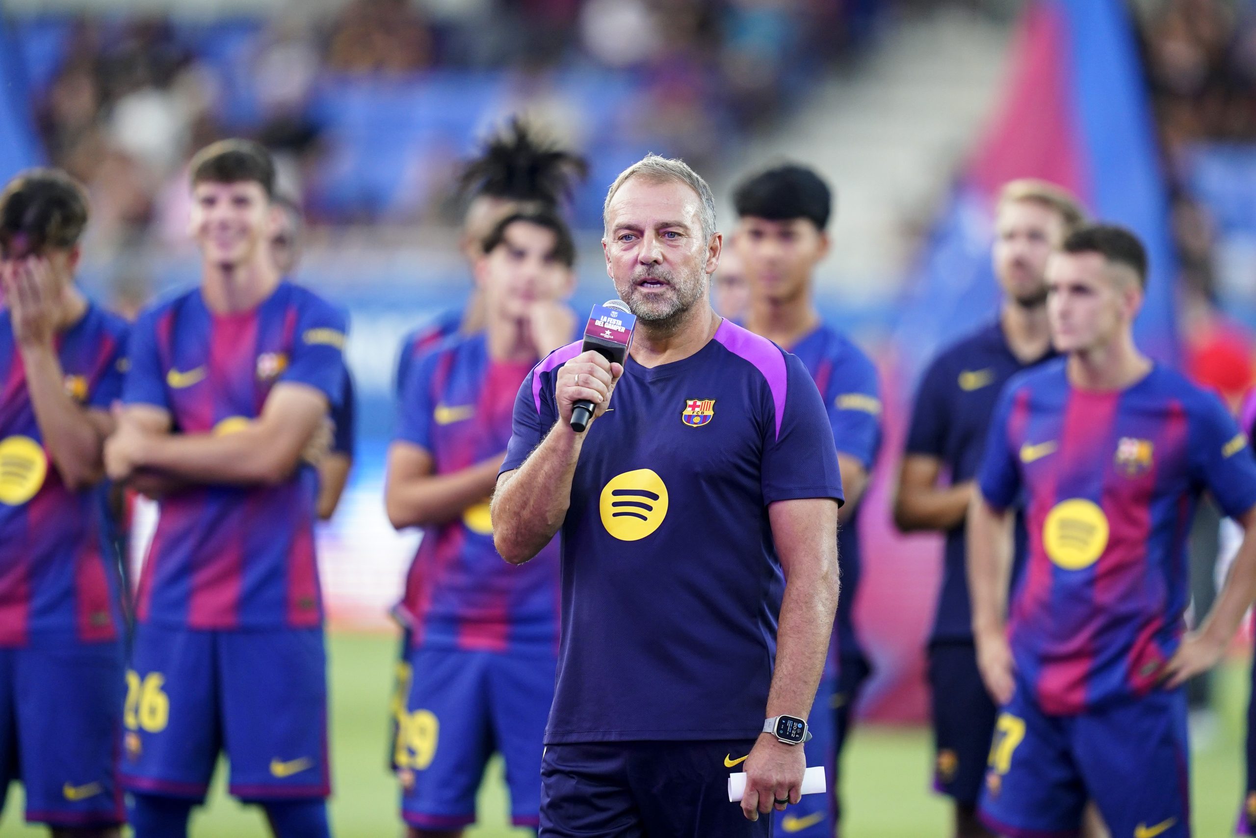 Hansi Flick présentant son effectif lors du trophée Gamper, remporté par le FC Barcelone.
