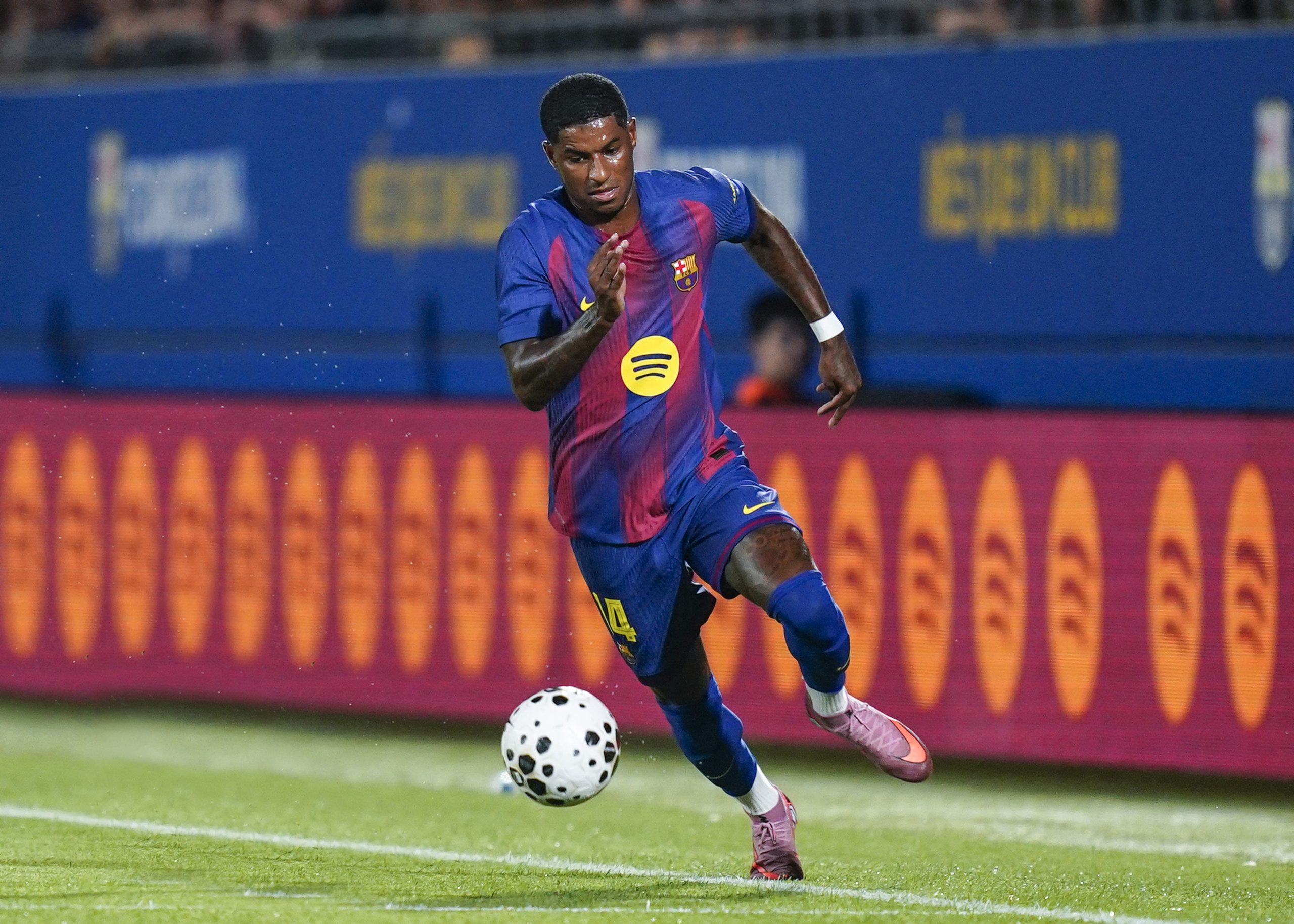 Marcus Rashford en plein débordement lors d'un match amical du FC Barcelone.