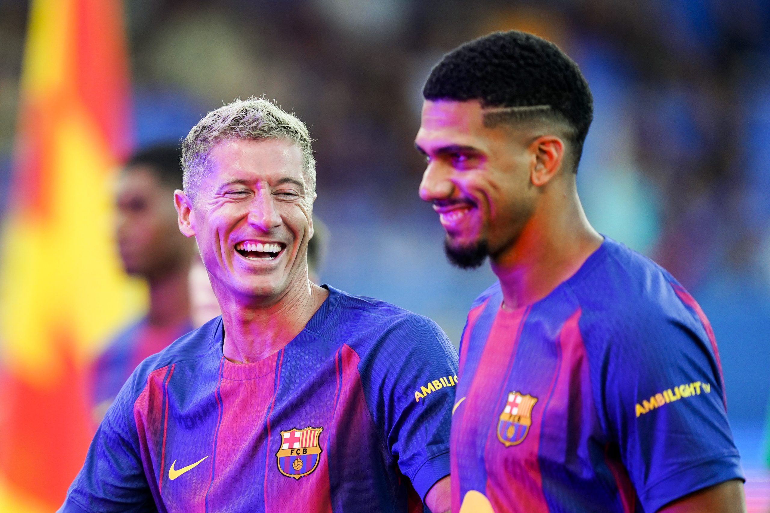 Robert Lewandowski rigolant avec Ronald Araujo lors du trophée Gamper.