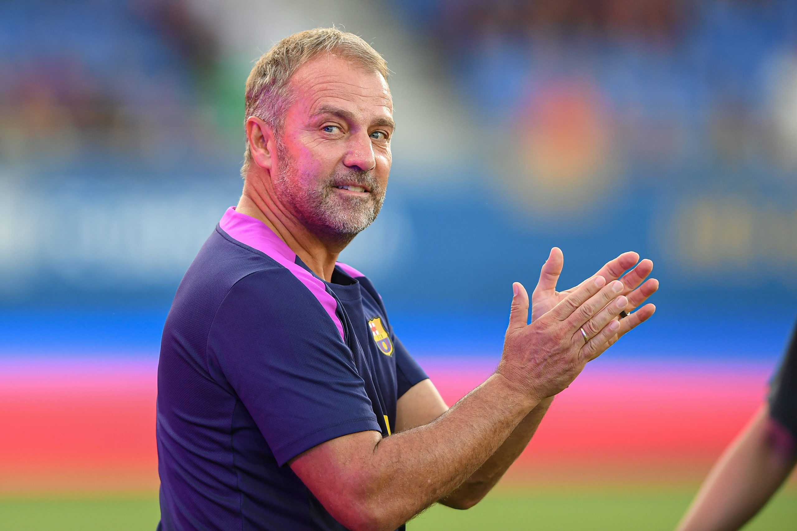 L'entraîneur du FC Barcelone, Hansi Flick, applaudissant les supporters après un match.