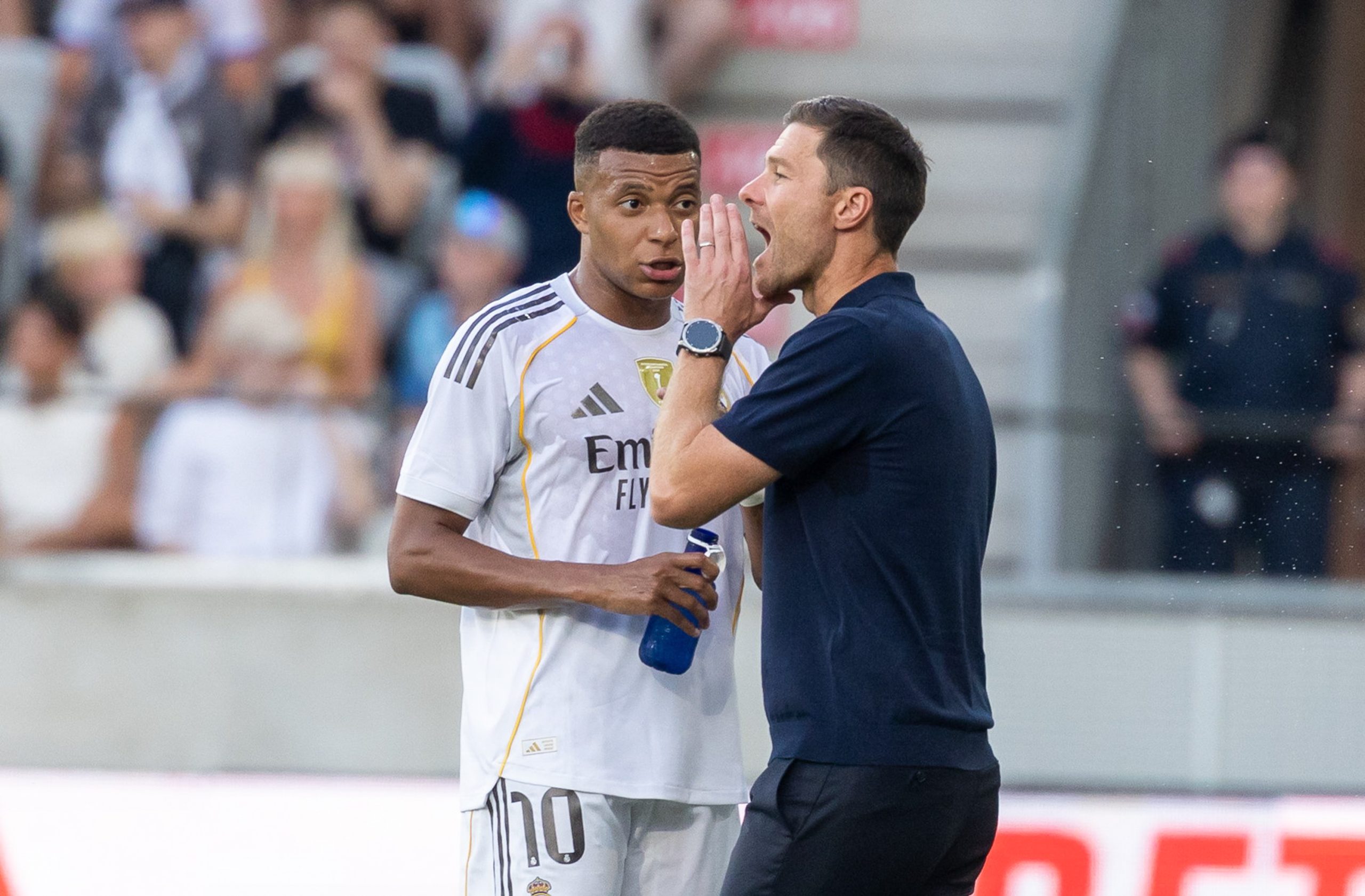 Kylian Mbappé en discussion avec Xabi Alonso pendant un match du Real Madrid.