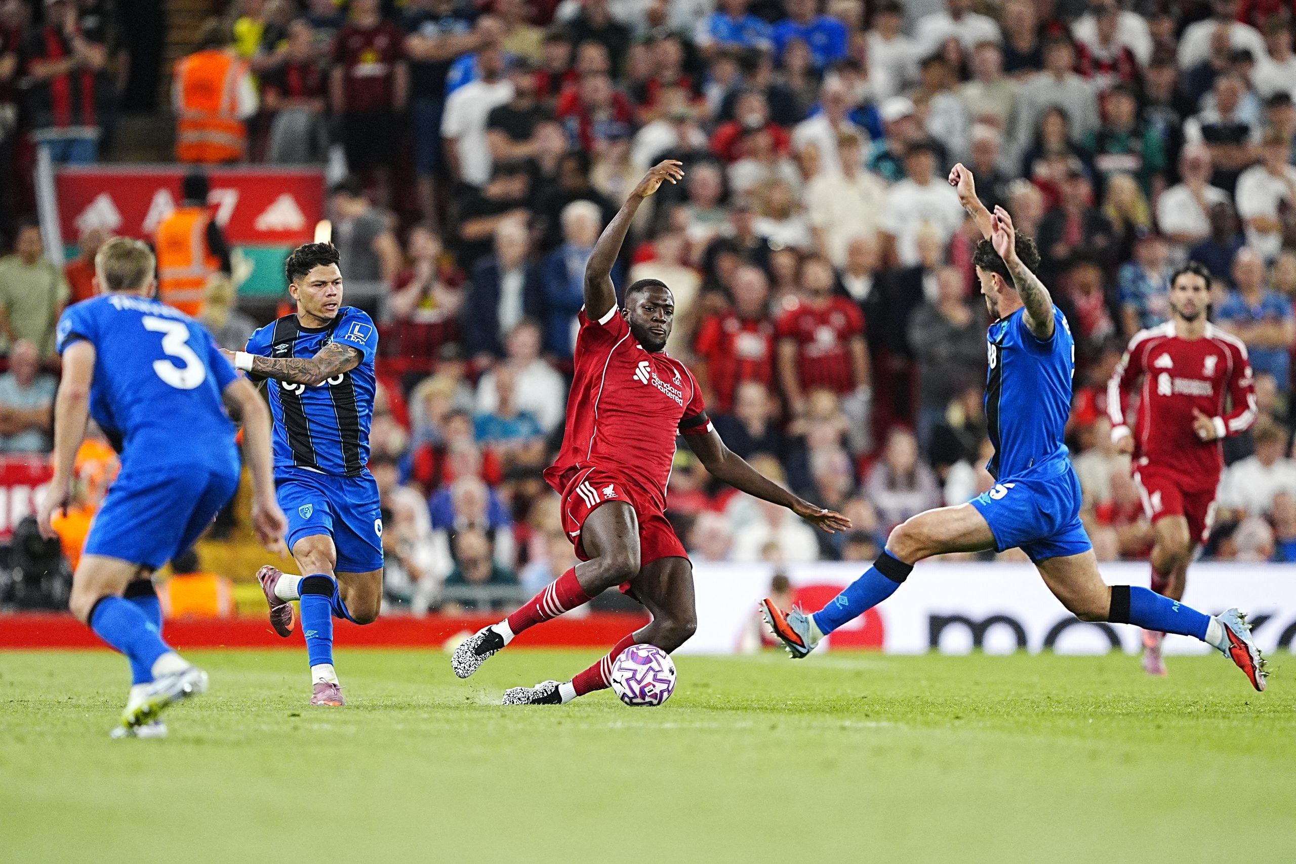 Ibrahima Konaté taclant un adversaire lors du match entre Liverpool et Bournemouth.