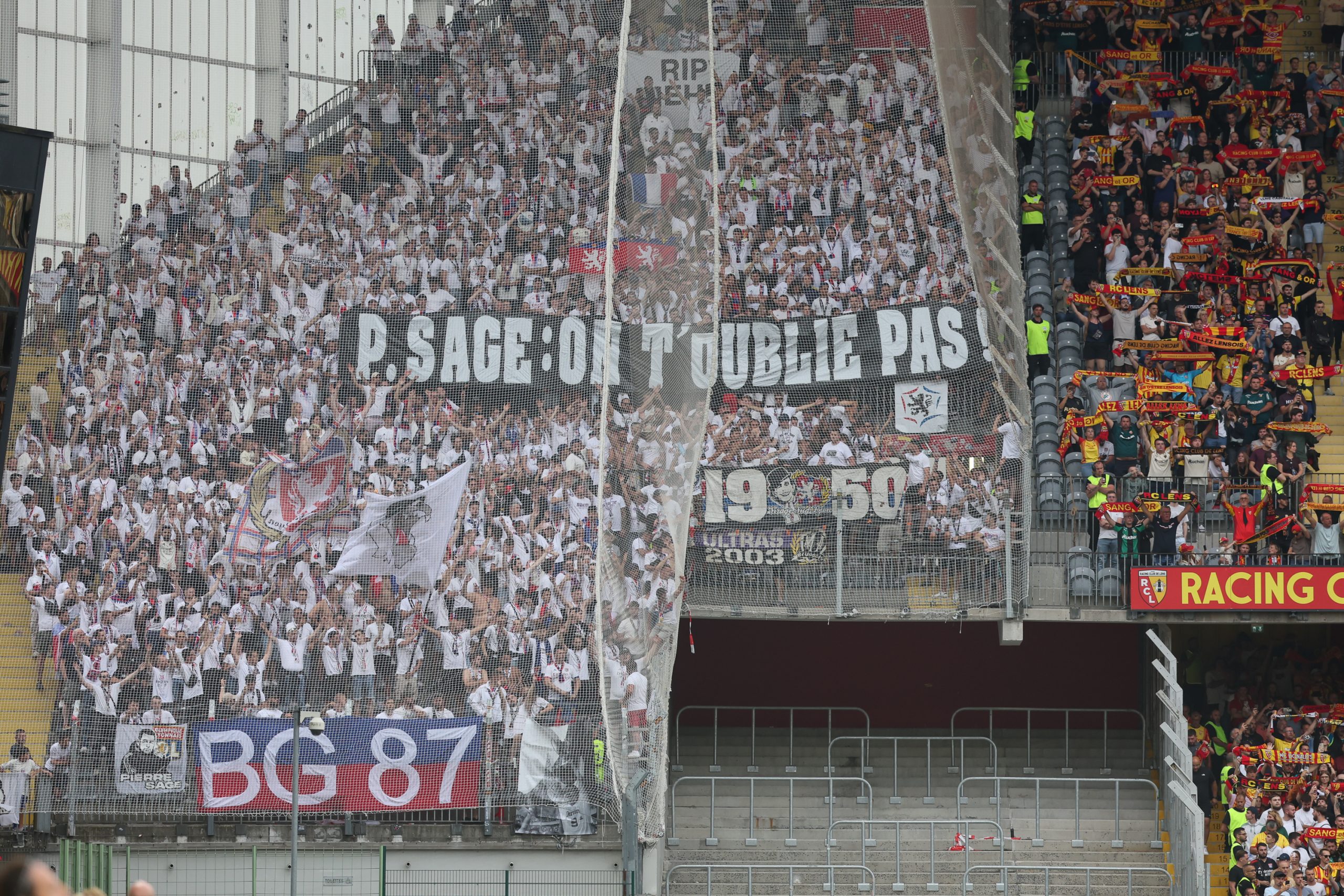 La banderole des supporters de l'OL à l'attention de Pierre Sage.
