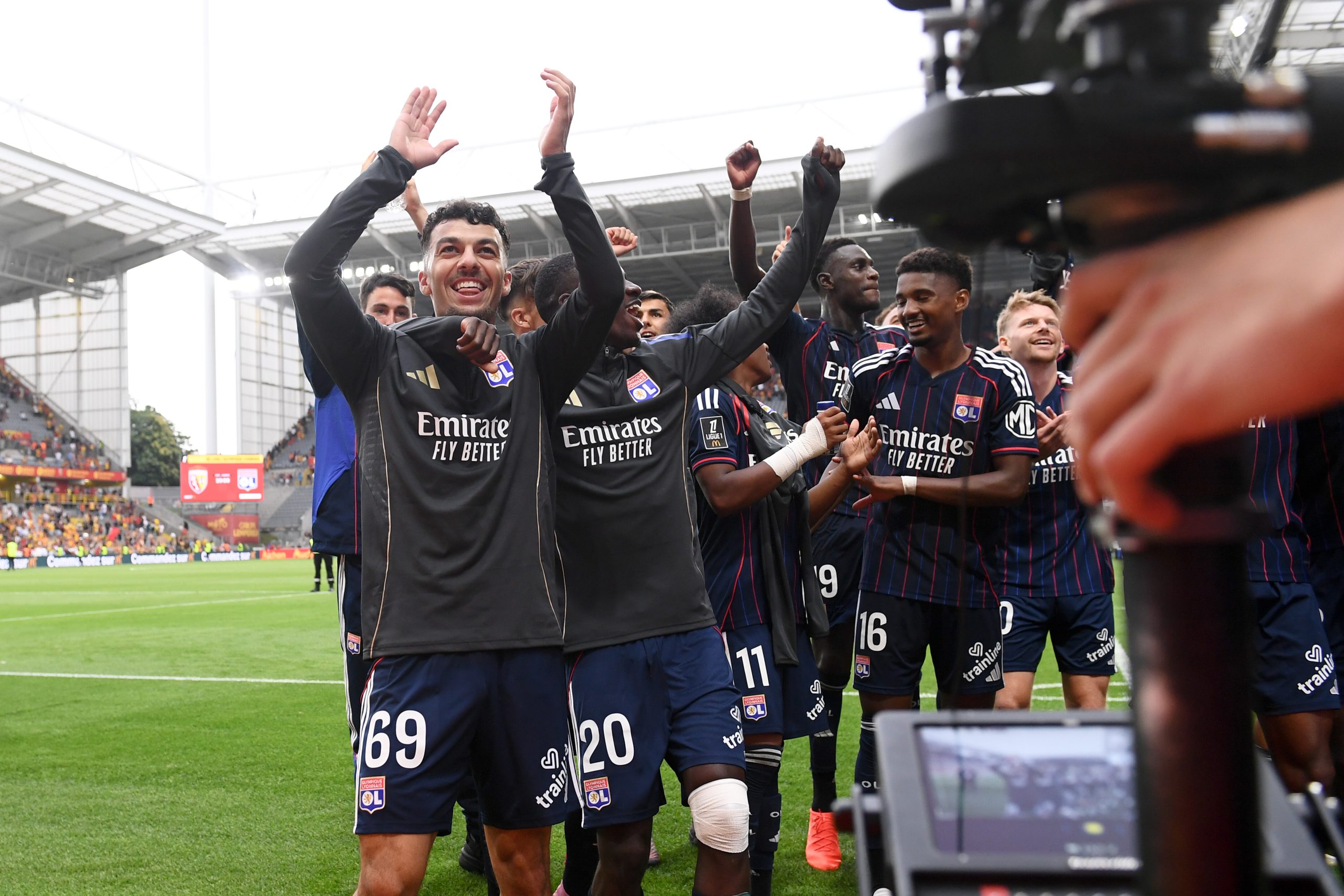 Georges Mikautadze fêtant la victoire de l'OL à Lens avec ses coéquipiers.
