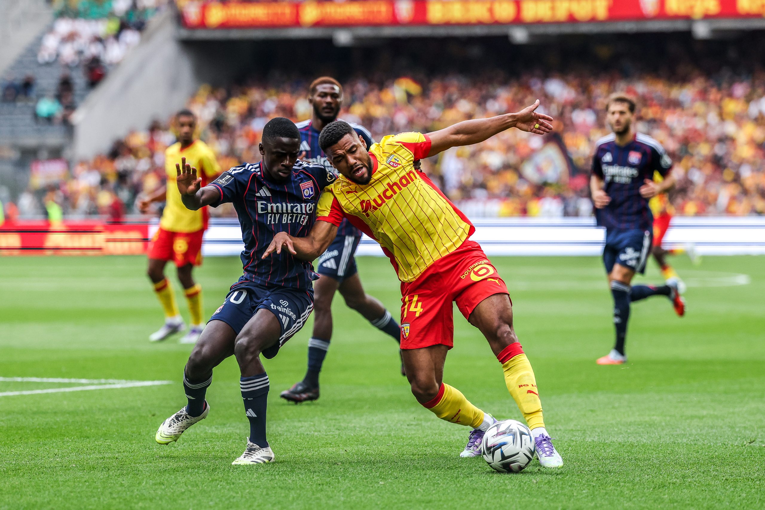 Saël Kumbedi à la lutte avec Matthieu Udol lors de Lens-OL.