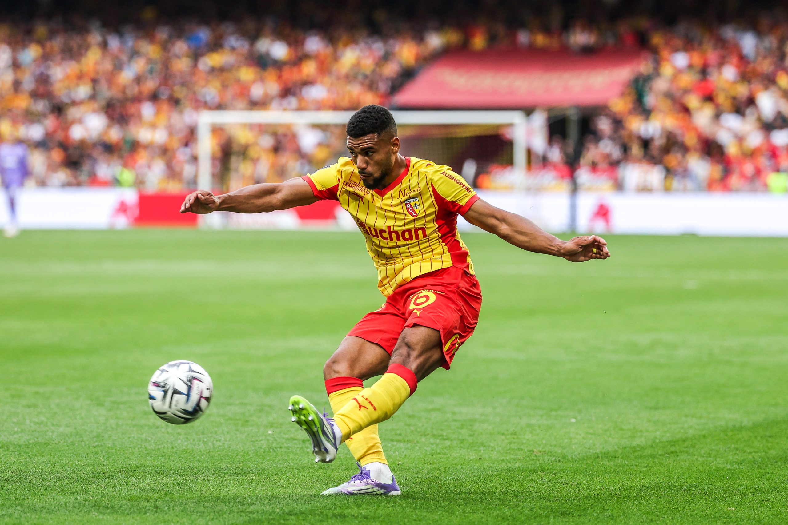 Matthieu Udol qui centre lors du premier match de la saison du RC Lens, face à l'OL (0-1).