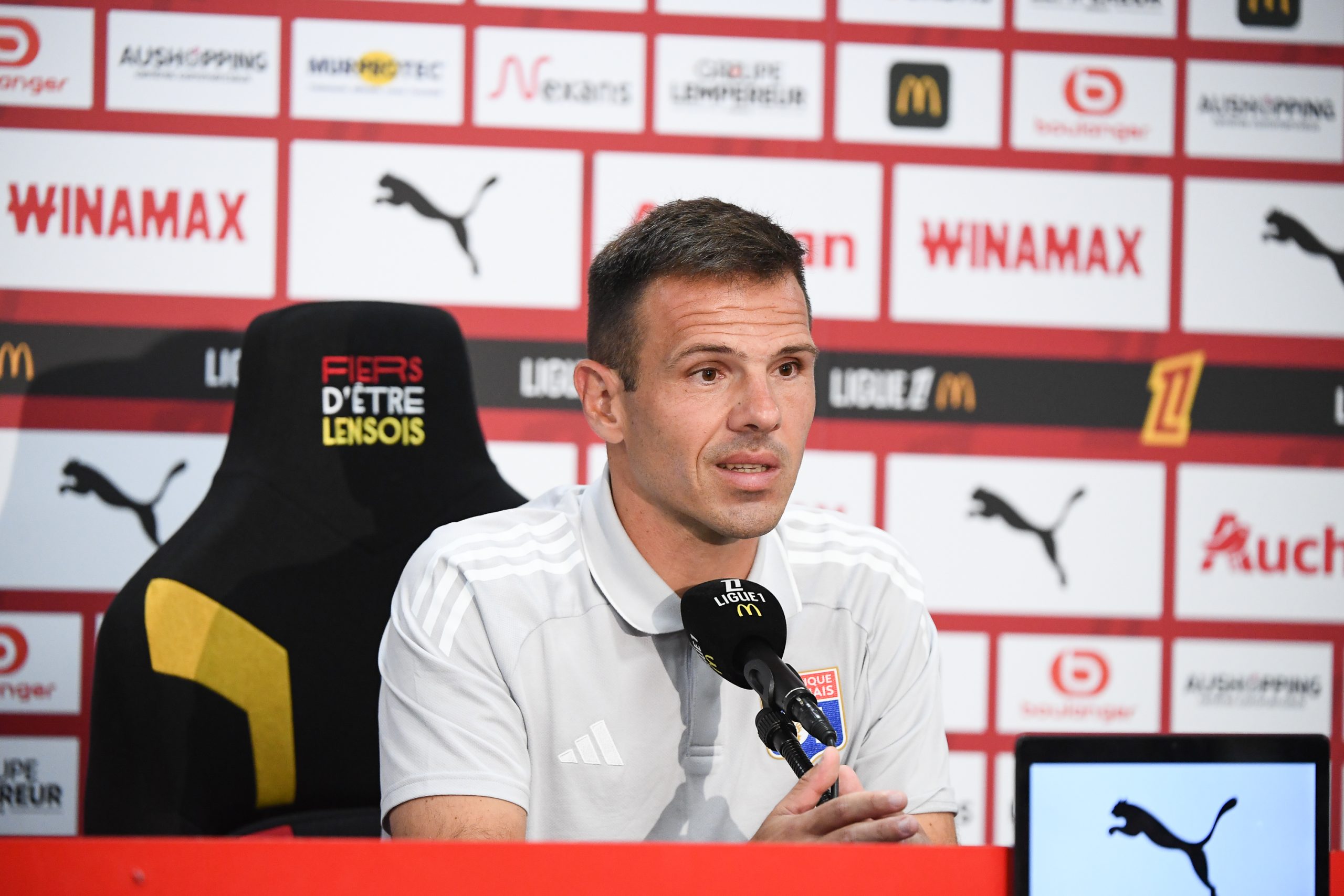 L'entraîneur adjoint de l'OL, Jorge Maciel, lors d'une conférence de presse.