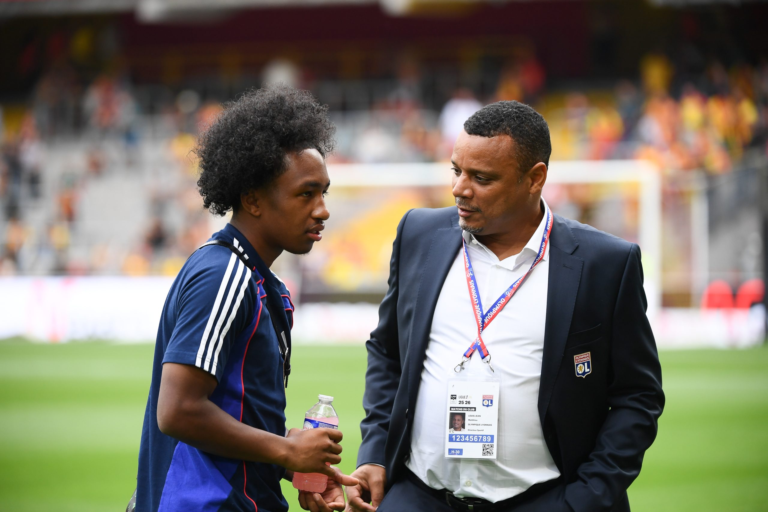 Malick Fofana en discussions avec Mathieu Louis Jean avec le match Lens-OL.