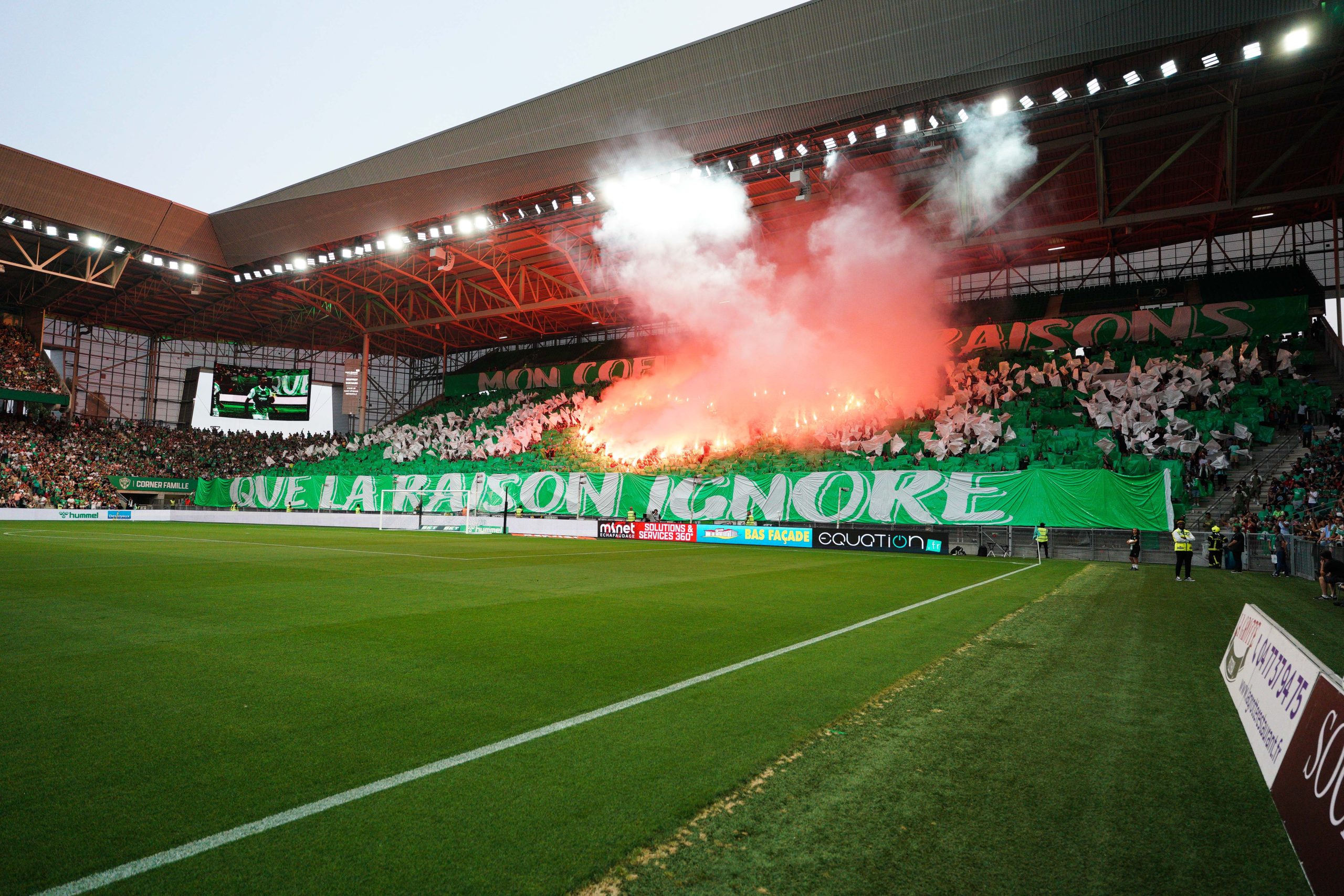 Le Chaudron craquant des fumigènes avant le match entre l'ASSE et Rodez.