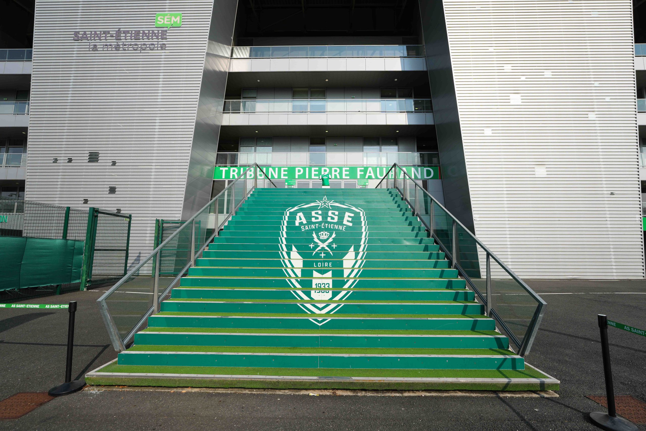 L'entrée de Geoffroy-Guichard, avec le logo de l'ASSE imprimé sur les marches.