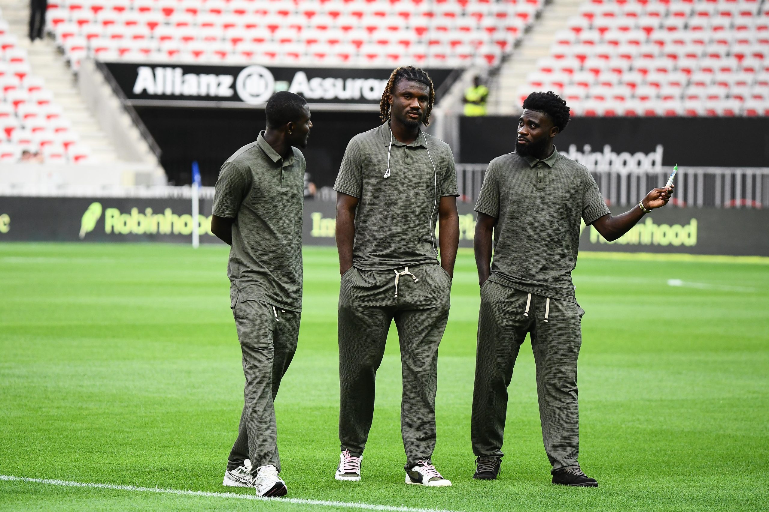 Abdul Samed, Moffi et Boga avant un match de l'OGC Nice à l'Allianz Riviera.
