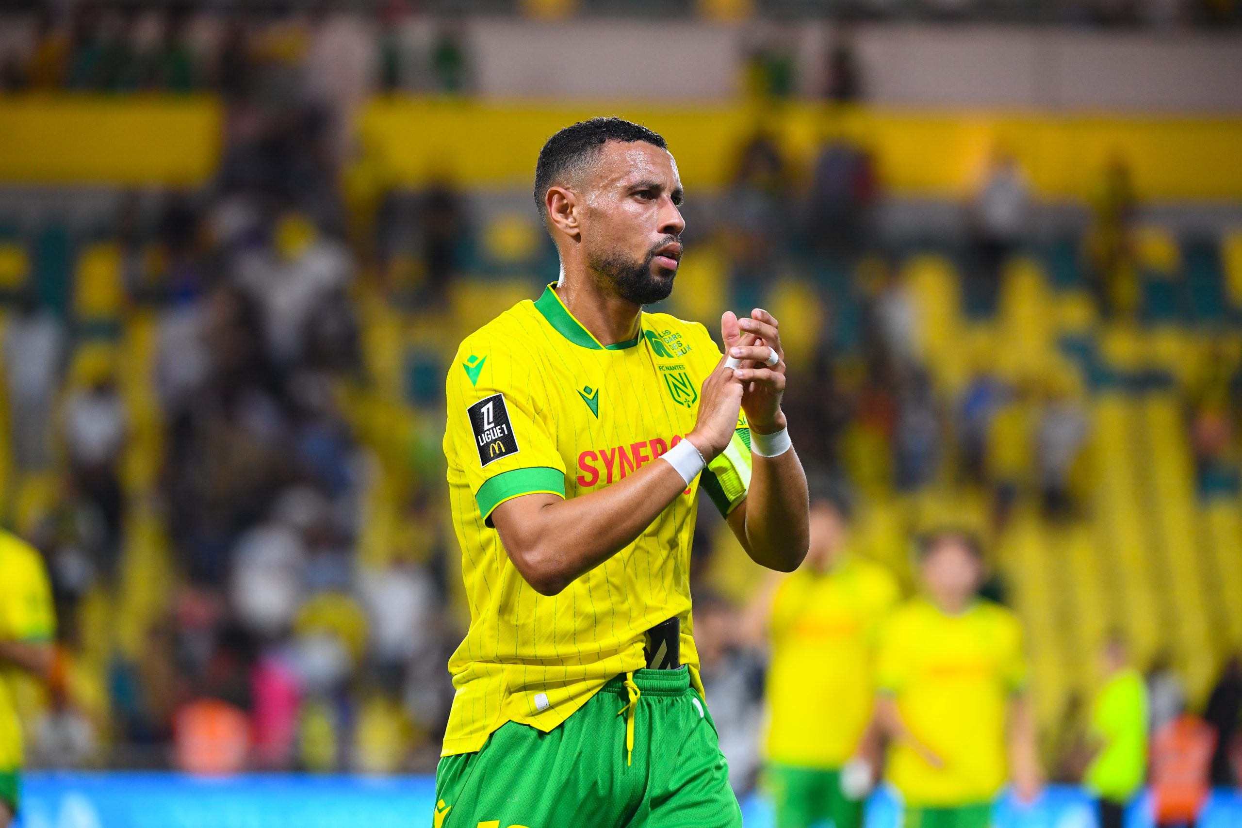 Francis Coquelin applaudissant les supporters du FC Nantes après la défaite contre le PSG.