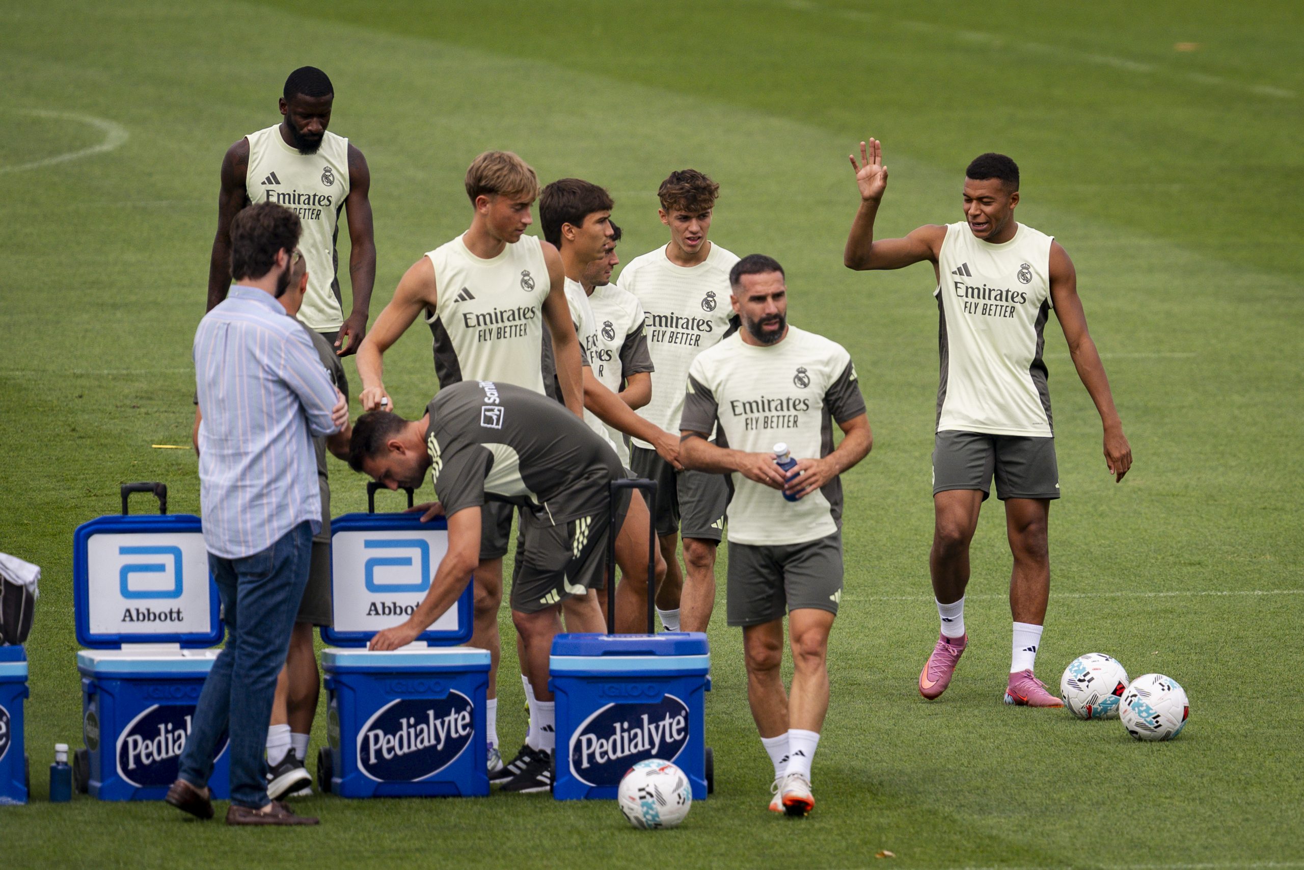 Kylian Mbappé au milieu de ses partenaires lors d'un entraînement du Real Madrid.