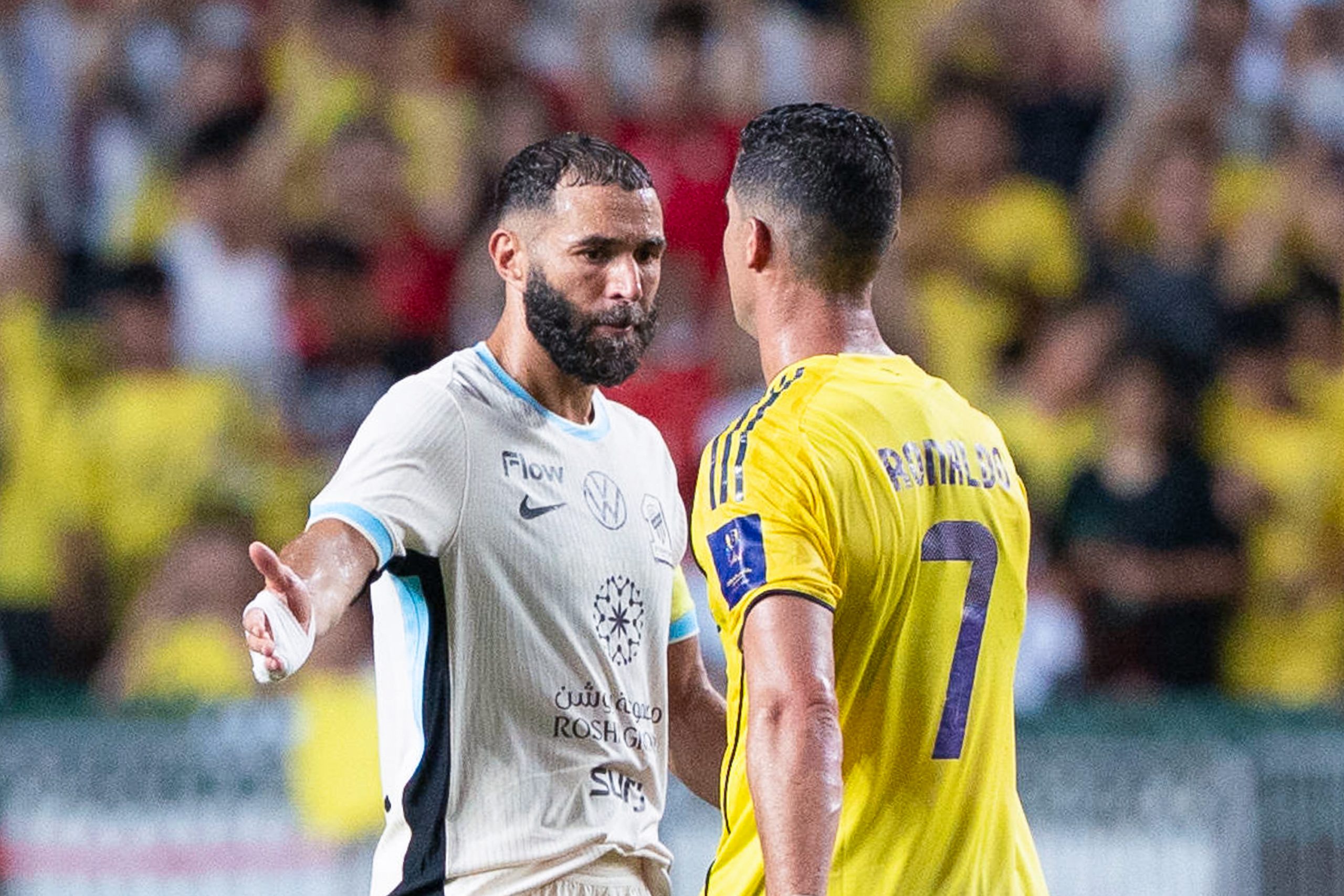 Karim Benzema checkant Cristiano Ronaldo lors d'un match entre Al-Ittihad et Al-Nassr.