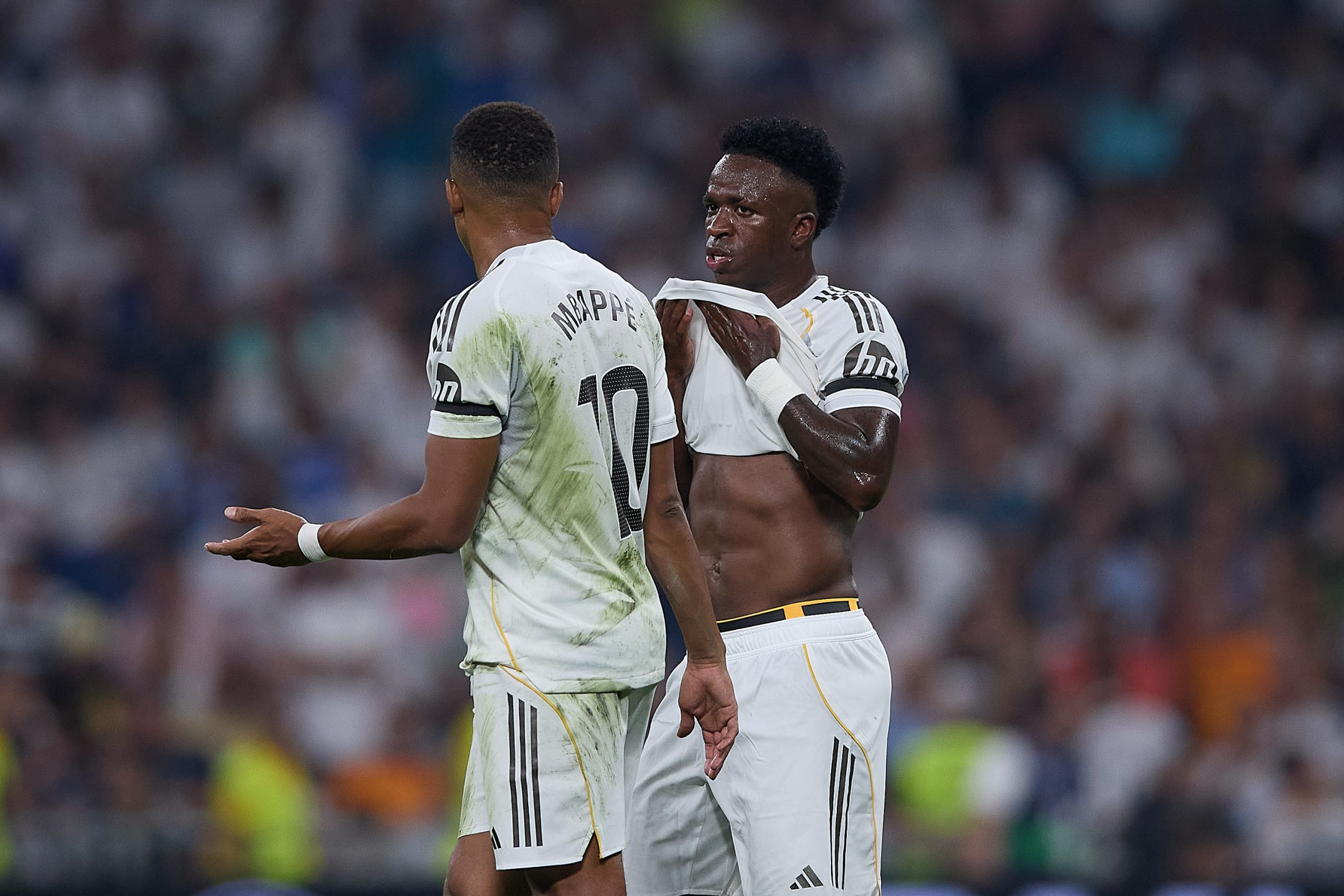 Kylian Mbappé et Vinicius Jr discutant lors d'un match du Real Madrid.