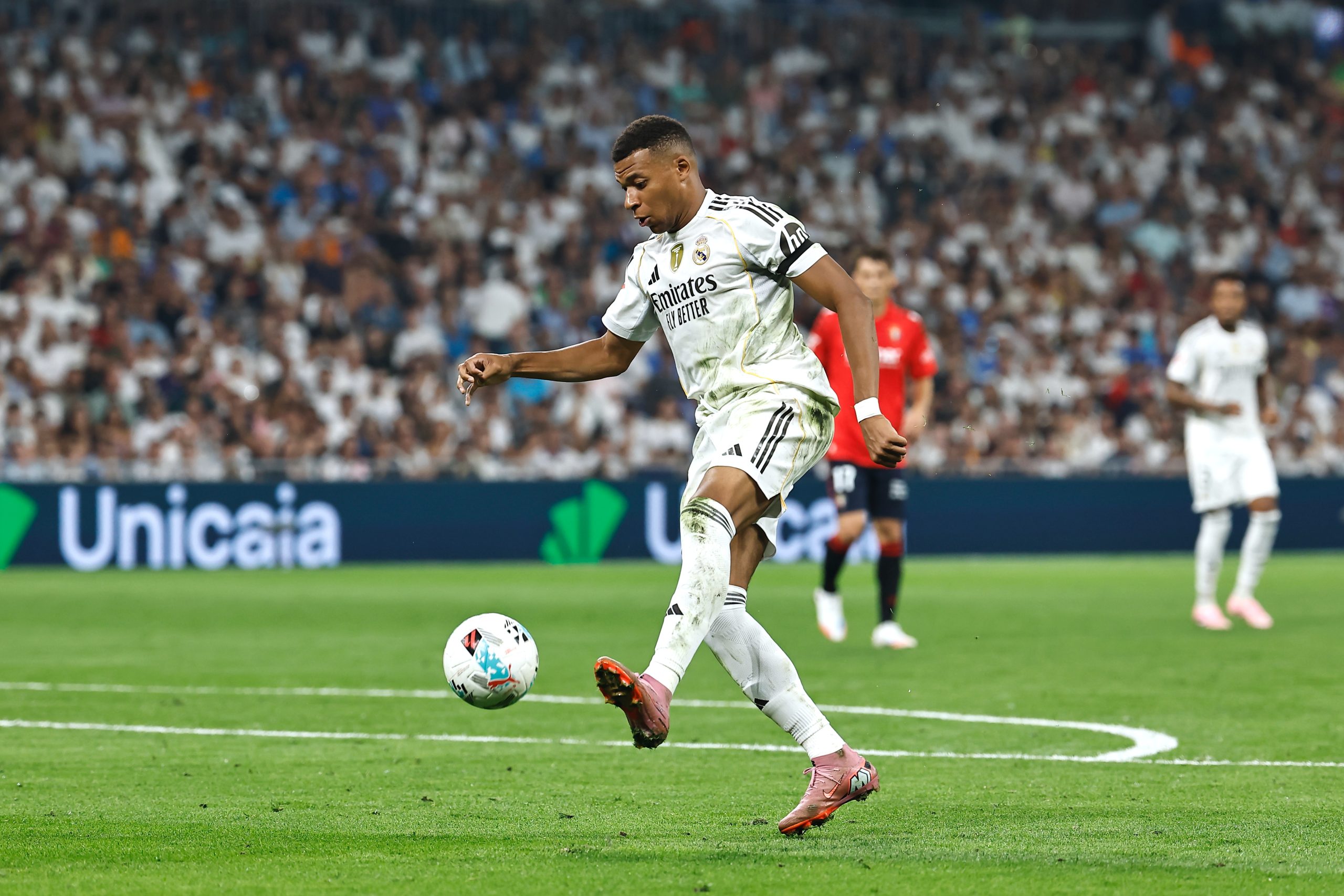 Kylian Mbappé contrôlant le ballon lors du match entre le Real Madrid et l'Osasuna Pampelune.