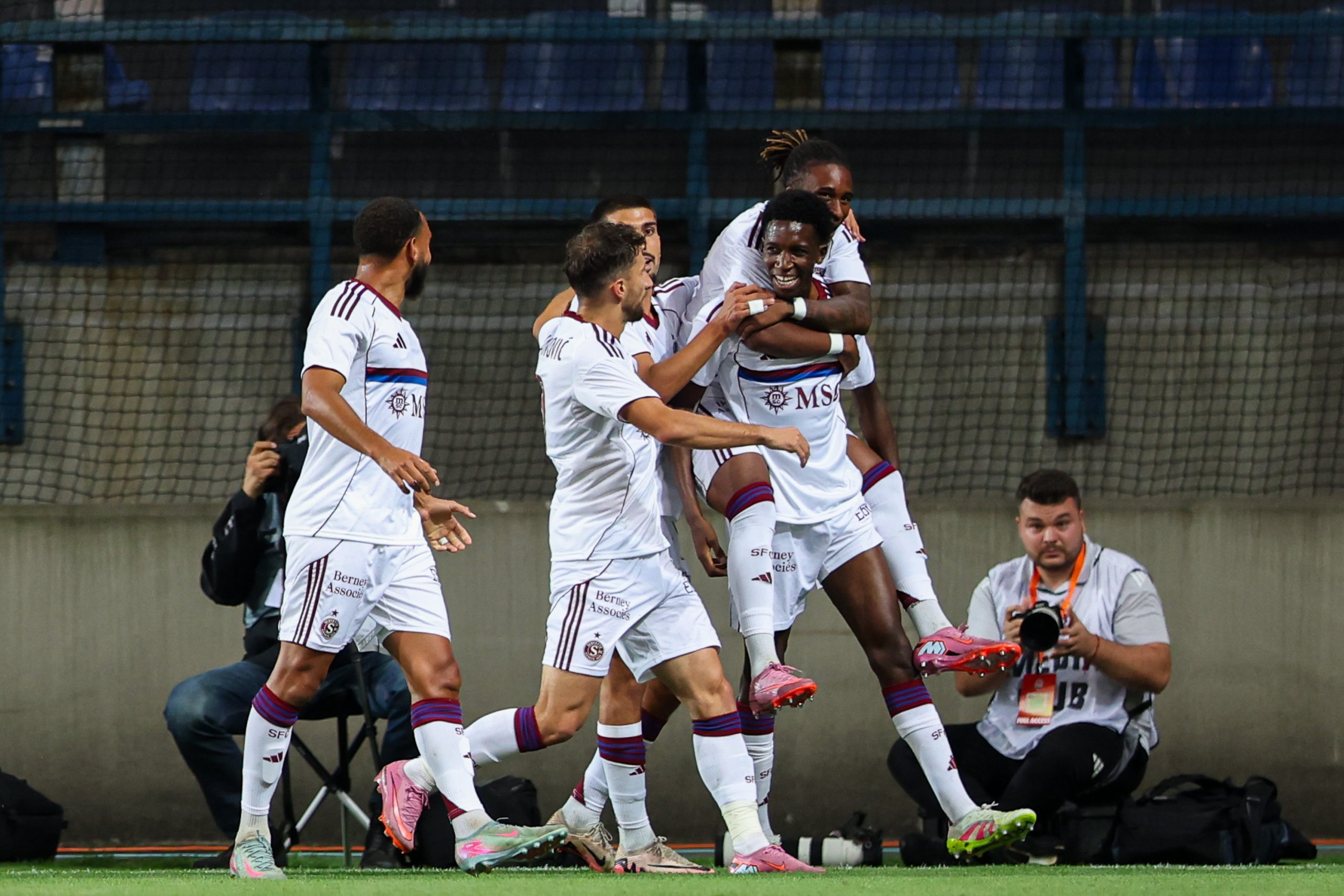 Lamine Fomba félicité par ses partenaires lors d'un match du Servette de Genève.