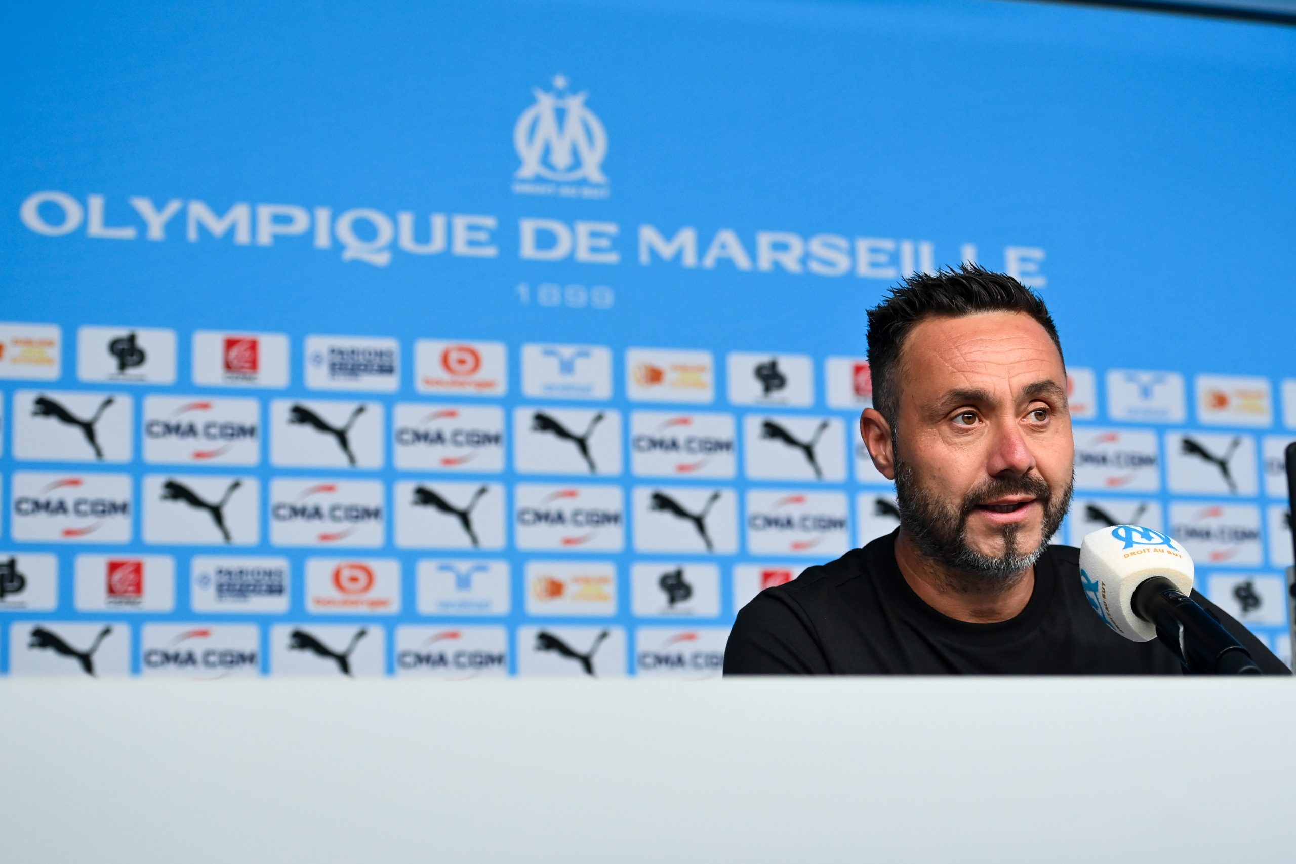 L'entraîneur de l'OM, Roberto De Zerbi, pendant la conférence de presse précédant le match contre le Paris FC.