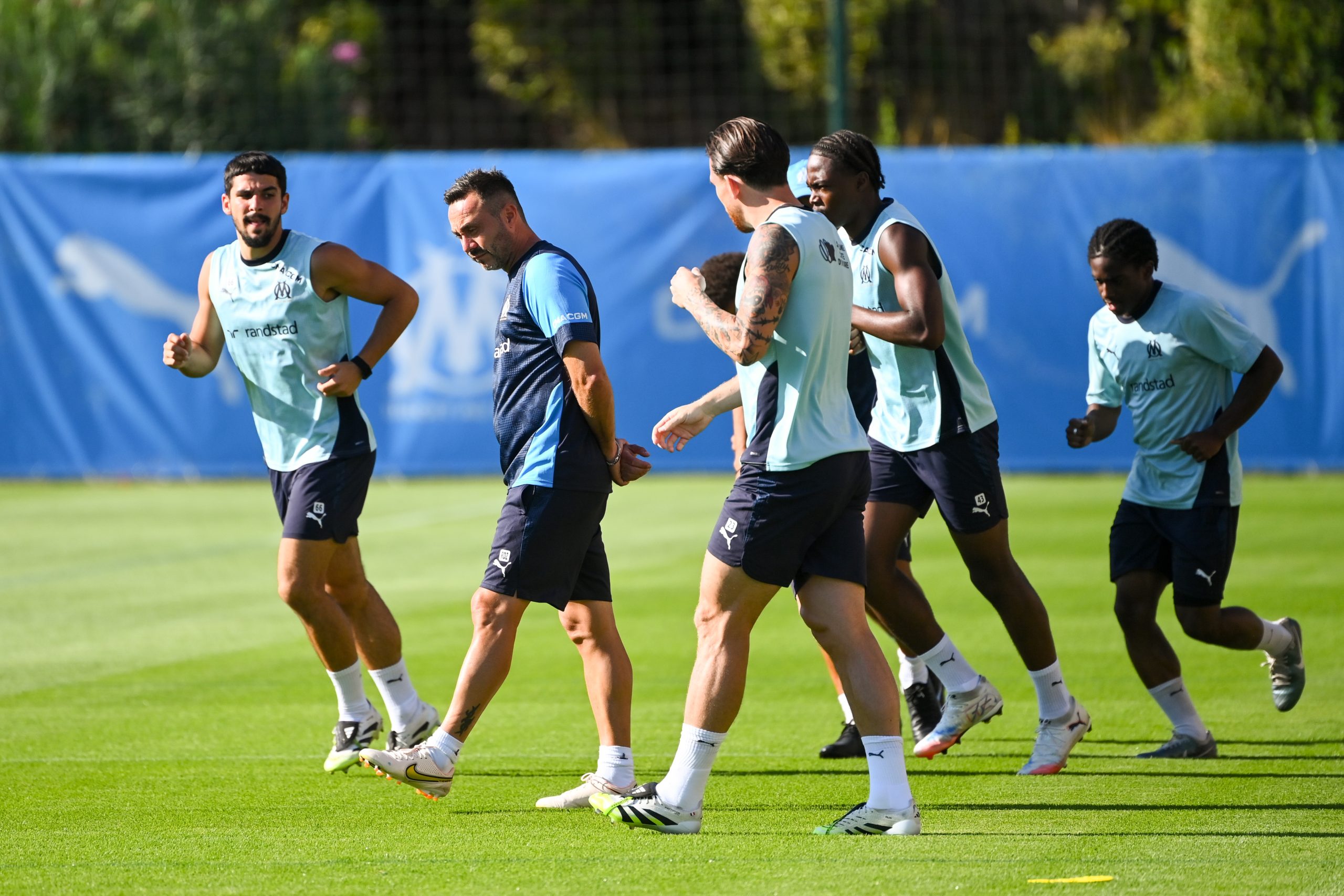 Roberto De Zerbi au milieu de ses joueurs lors d'un entraînement de l'OM.
