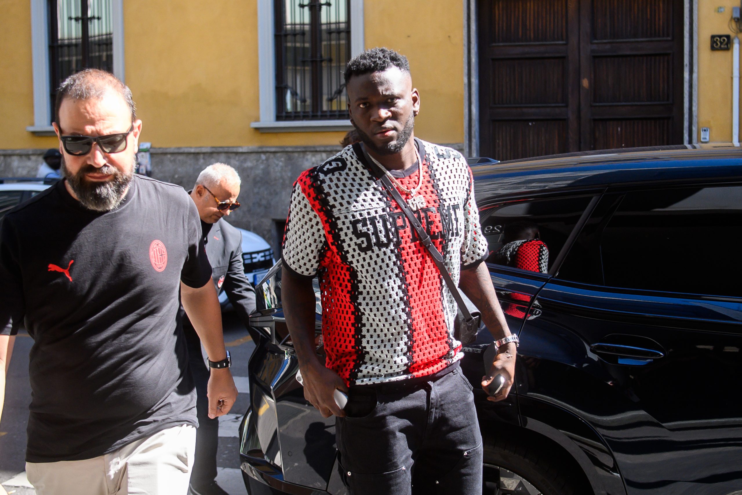 Victor Boniface lors de son arrivée à Milan pour y signer son contrat.