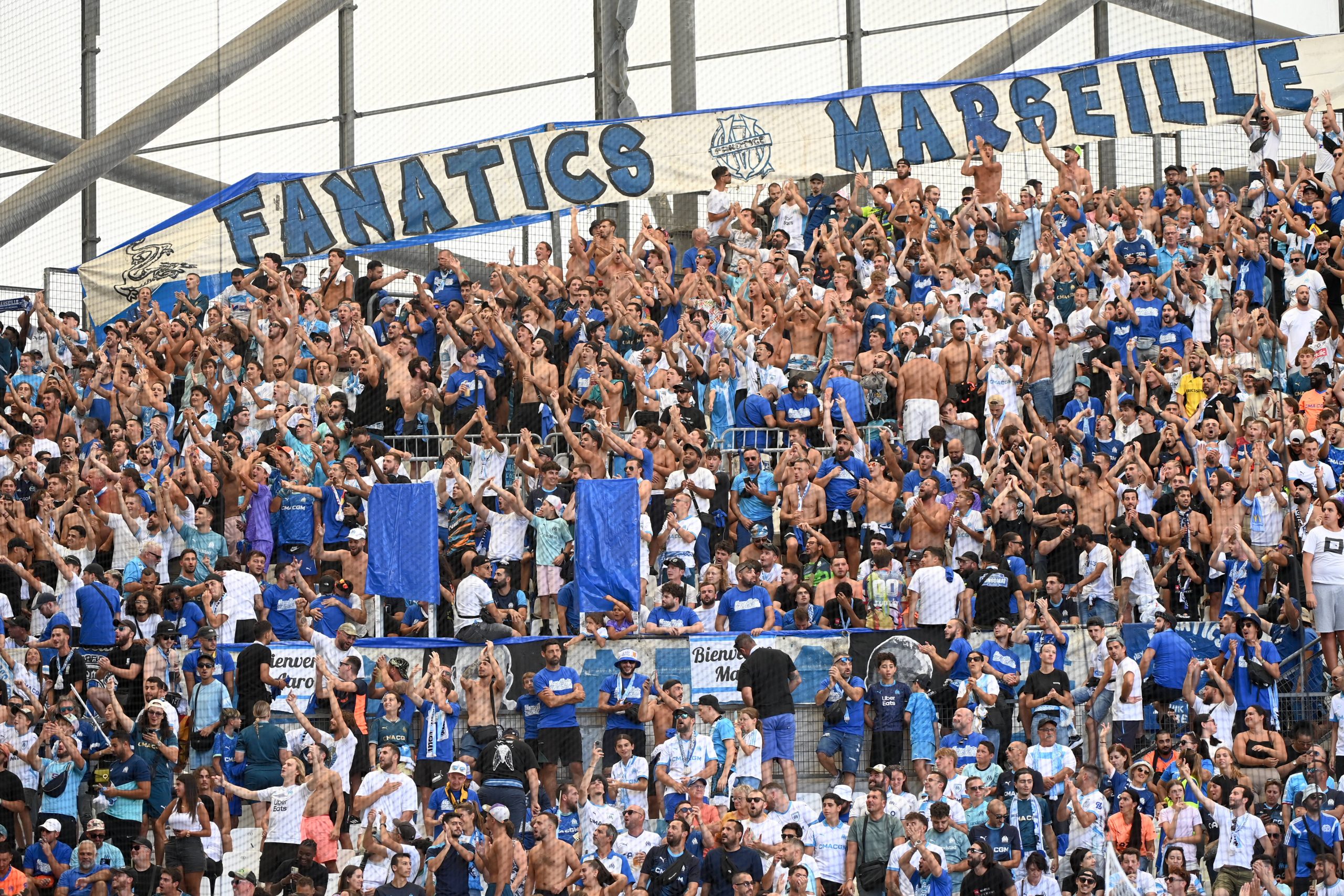 Les Fanatics, dans le virage Nord, avant le coup d'envoi d'OM-Paris FC.