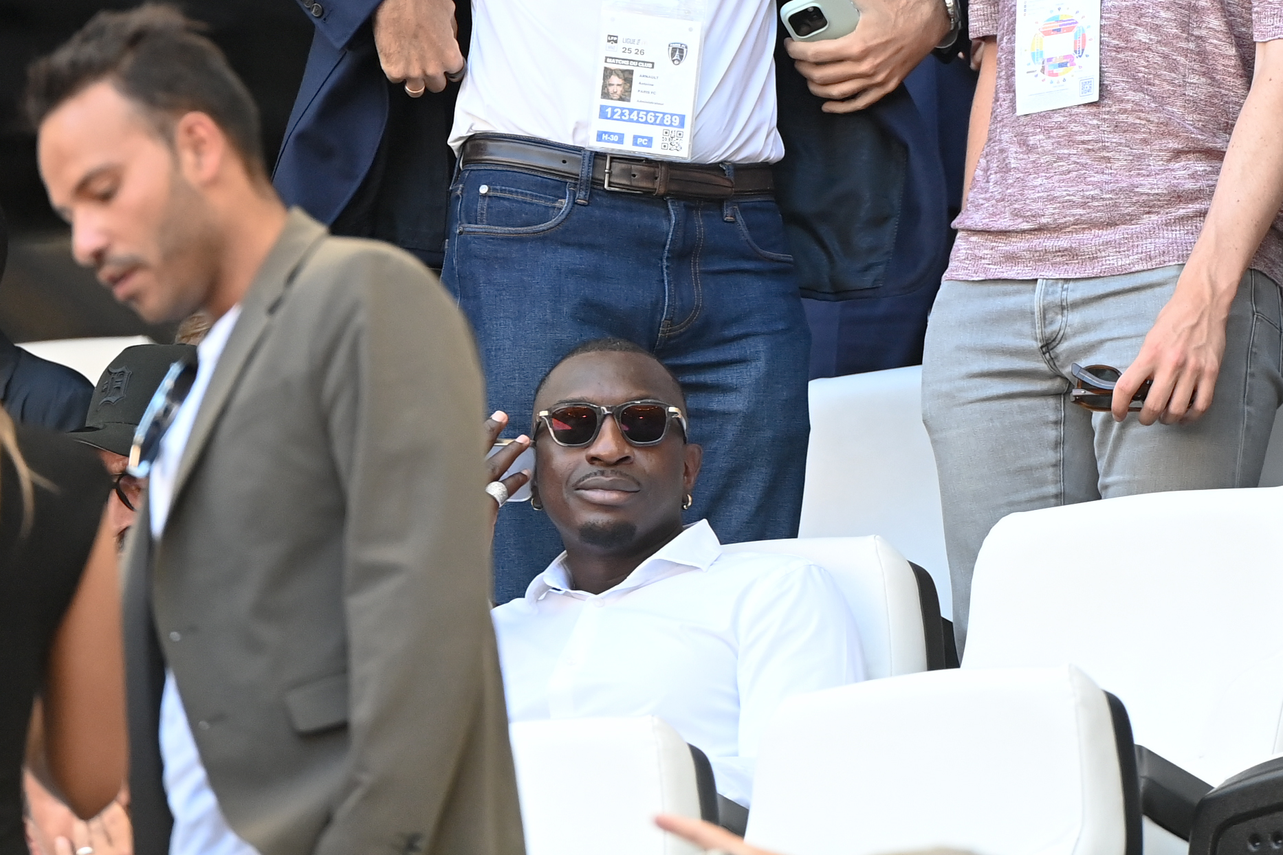 Mamadou Niang dans les tribunes du Vélodrome avant un match de l'OM.