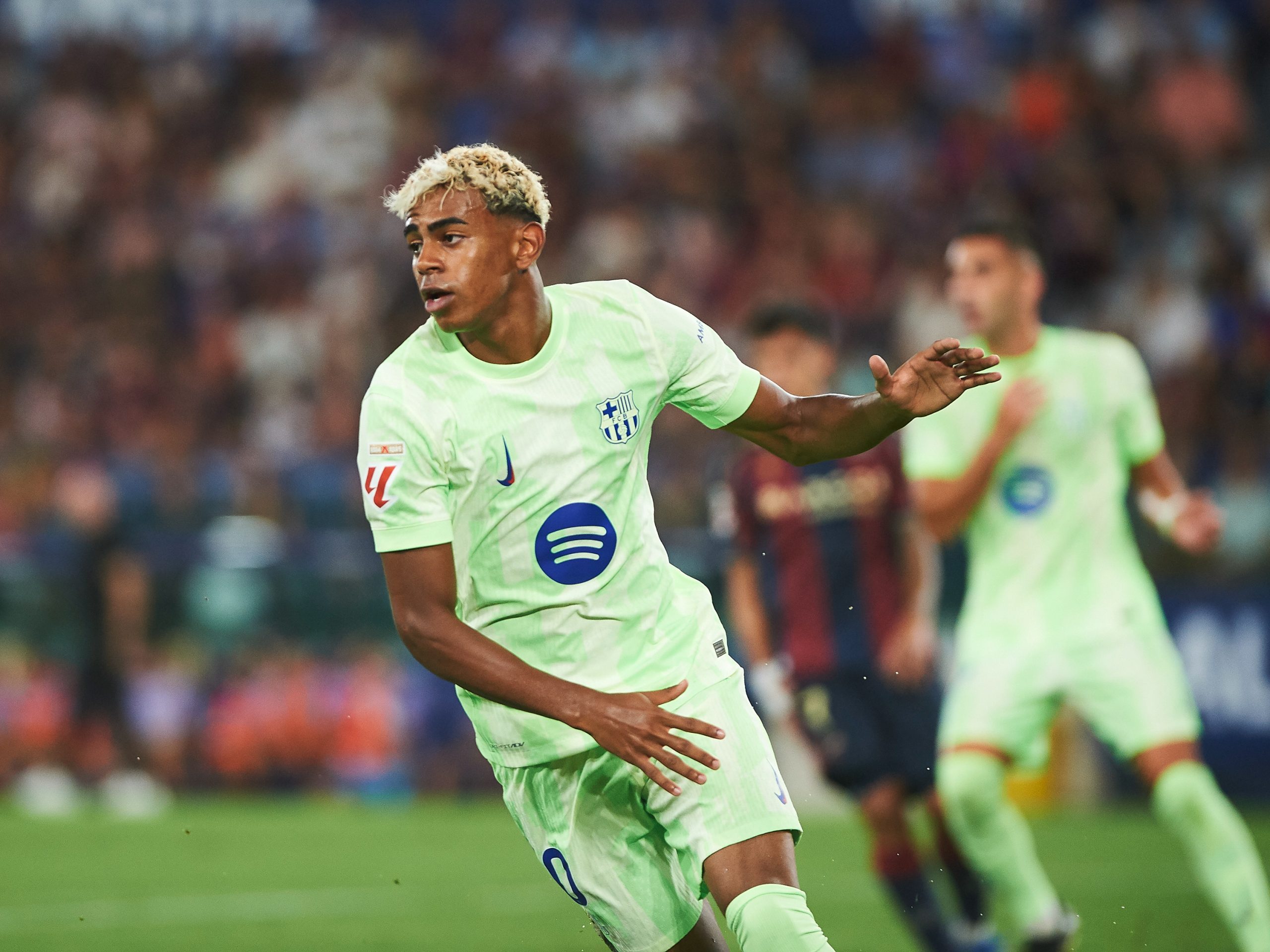Lamine Yamal en action lors du match entre Levante et le FC Barcelone.