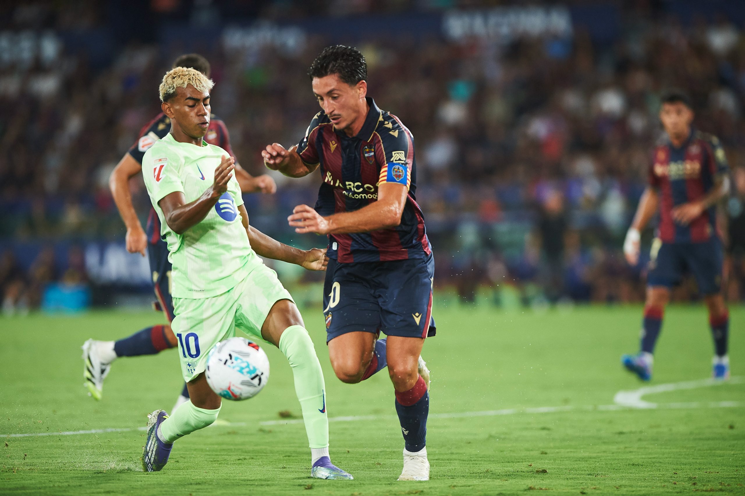 Lamine Yamal devancé dans la conquête du ballon lors du match à Levante.