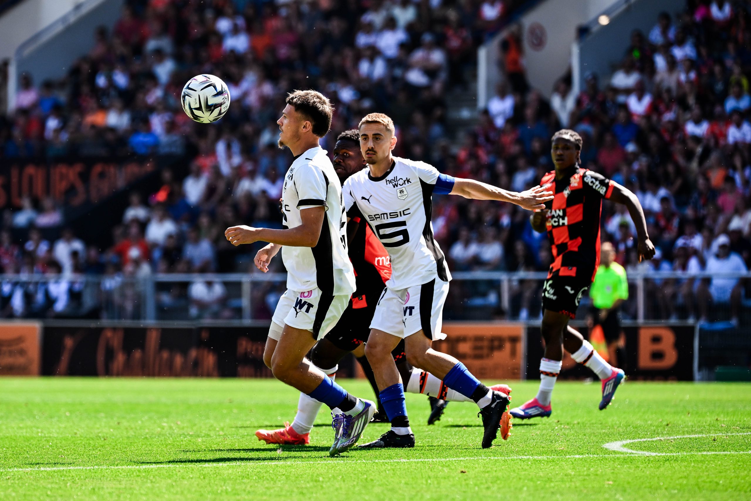 Quentin Merlin et Valentin Rongier en action lors du match du Stade Rennais à Lorient.