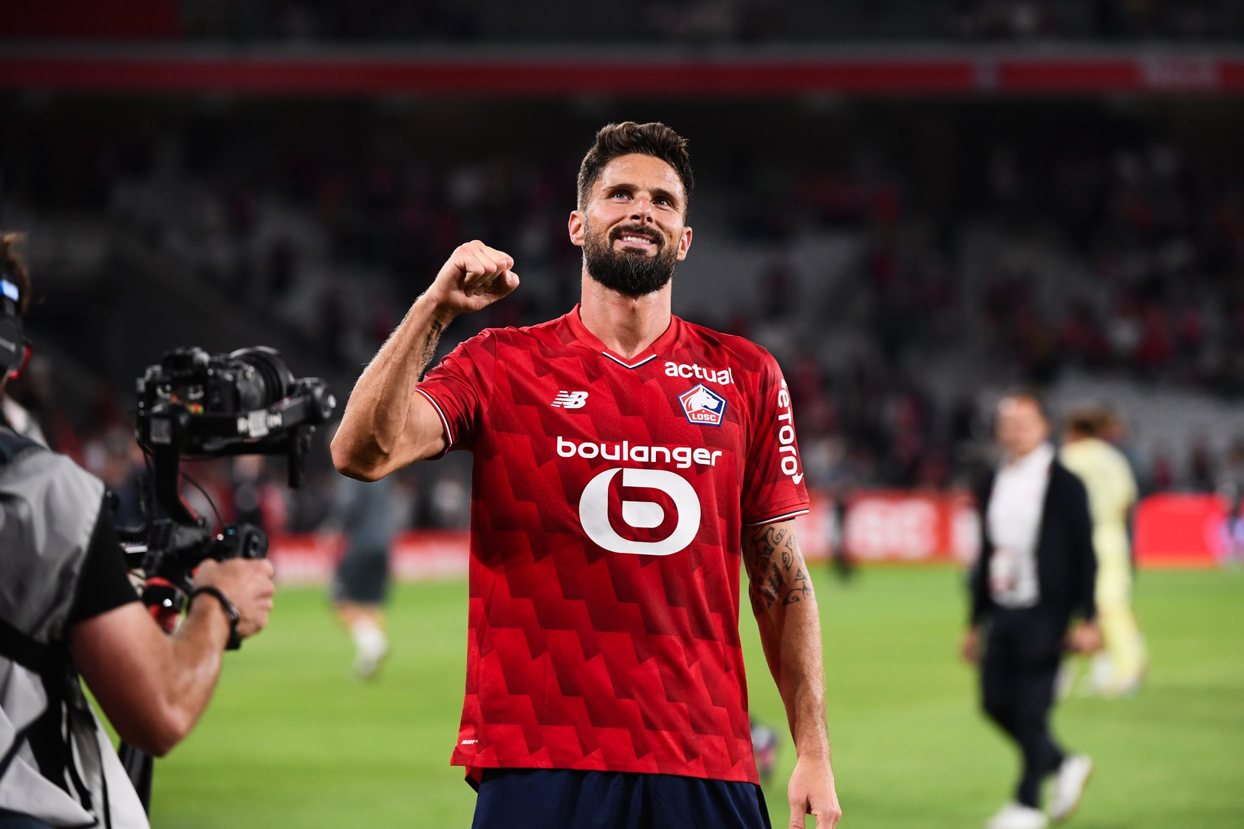 Olivier Giroud célébrant son but contre Monaco avec les supporters du LOSC.