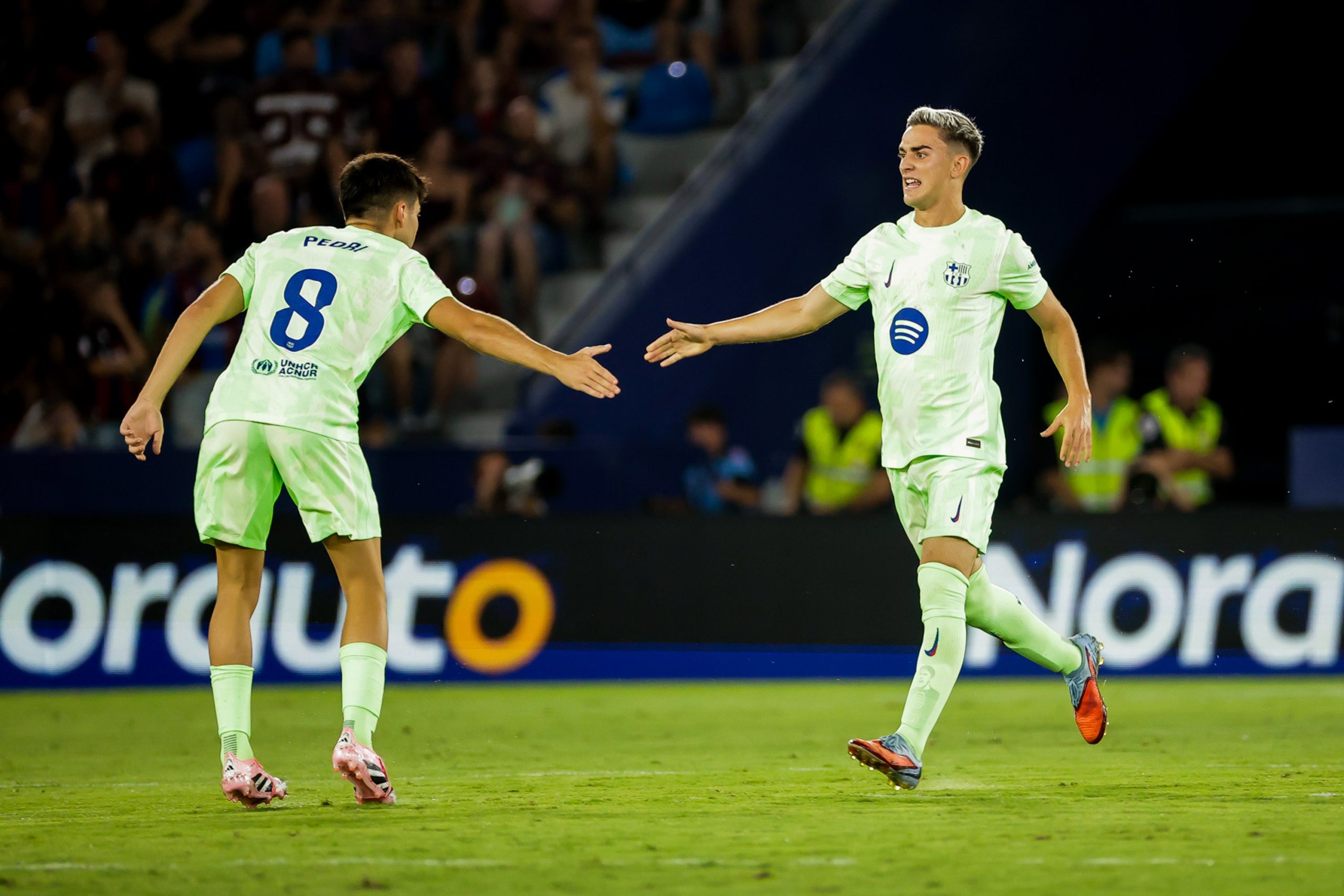 Pedri félicité par Gavi après son but sur le terrain de Levante.