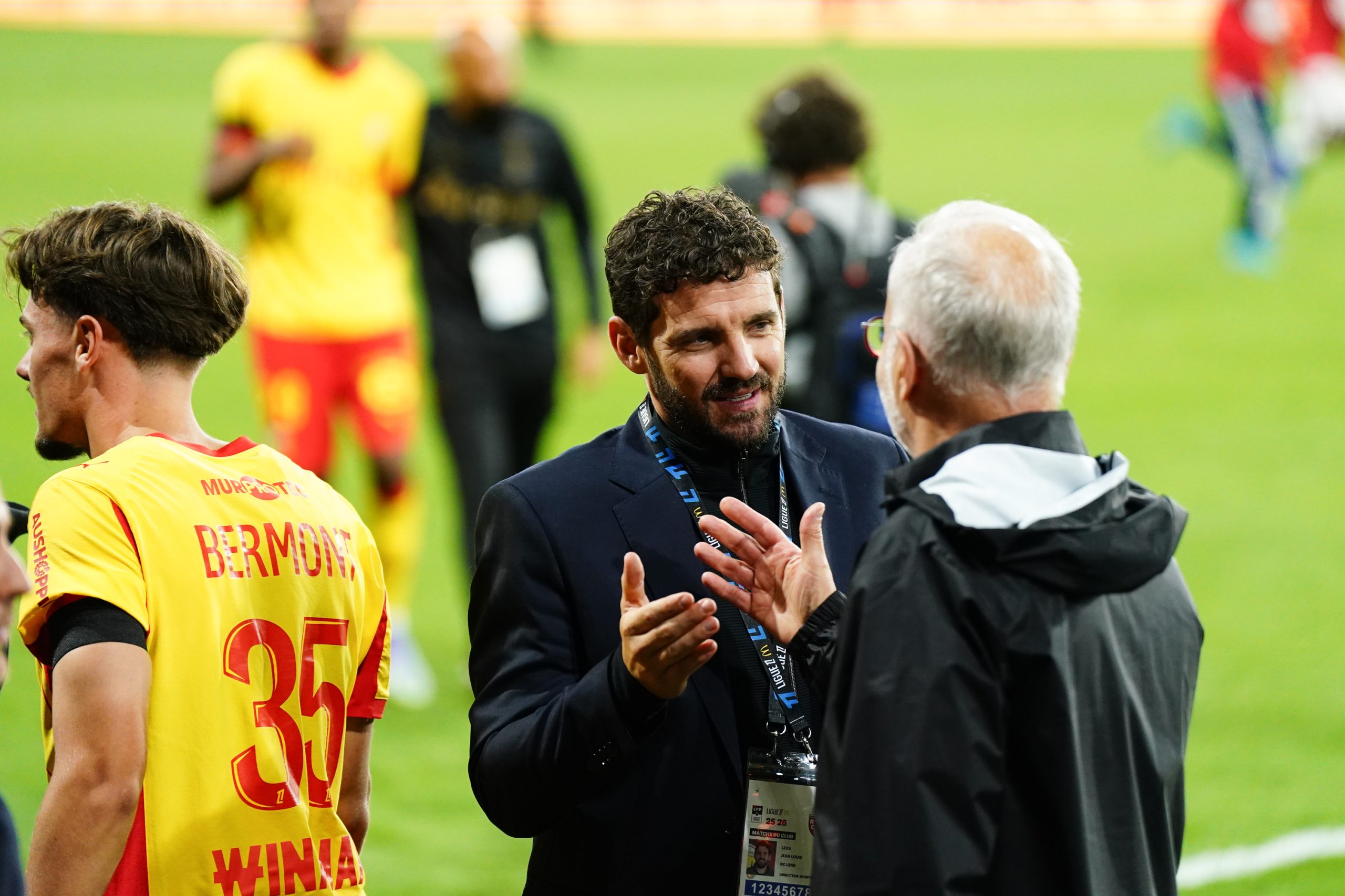 Le directeur sportif du RC Lens, Jean-Louis Leca, se félicitant après une victoire des Sang et Or.