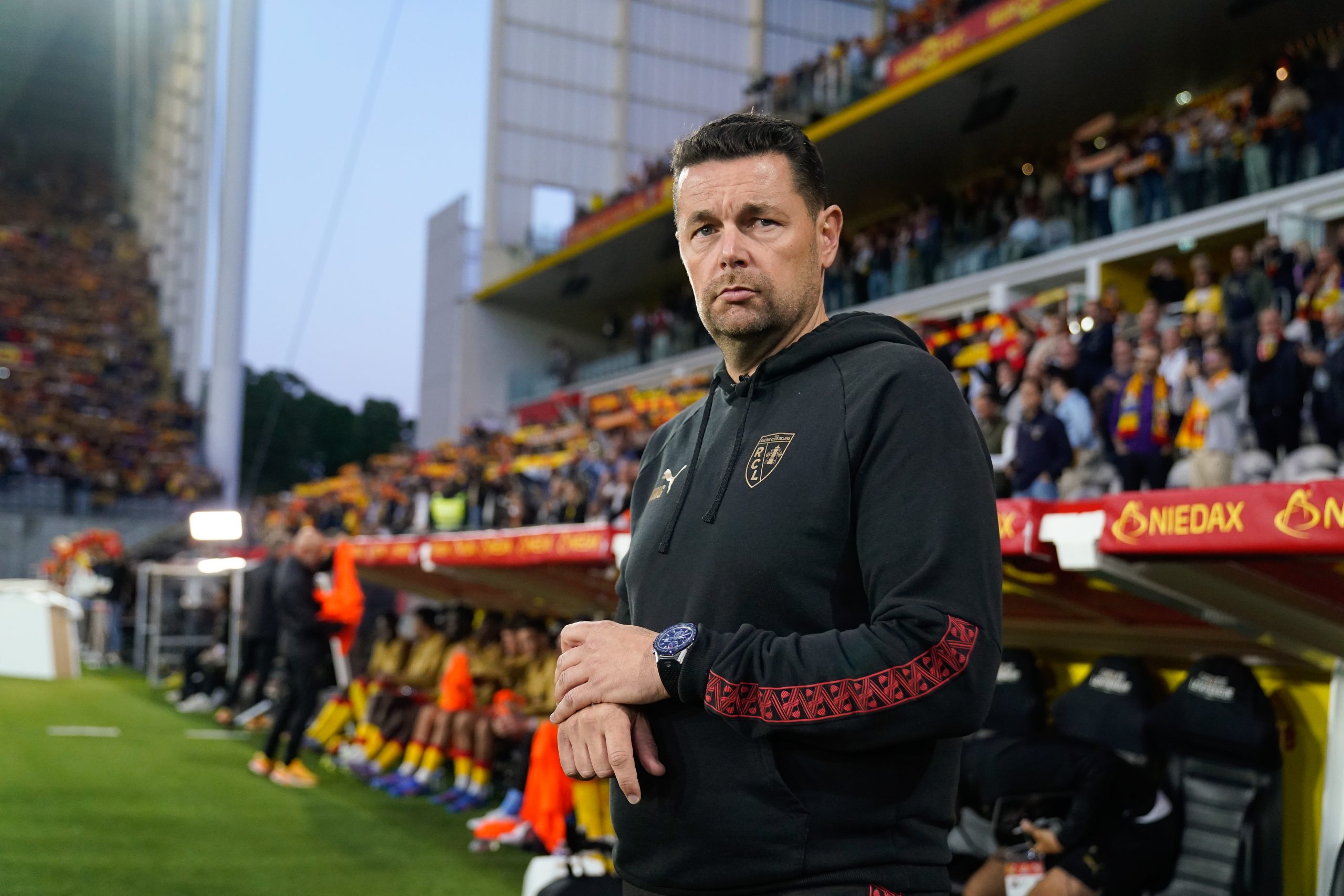 L'entraîneur du RC Lens, Pierre Sage, au moment du coup d'envoi d'un match à Bollaert.