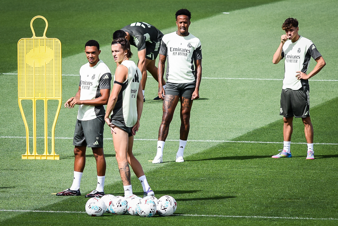Carreras, Alexander-Arnold et Militao lors d'un entraînement du Real Madrid.
