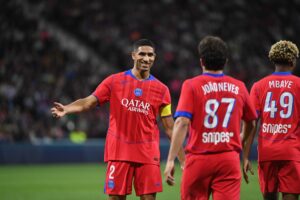Achraf Hakimi célébrant un but du PSG à Toulouse avec ses partenaires.