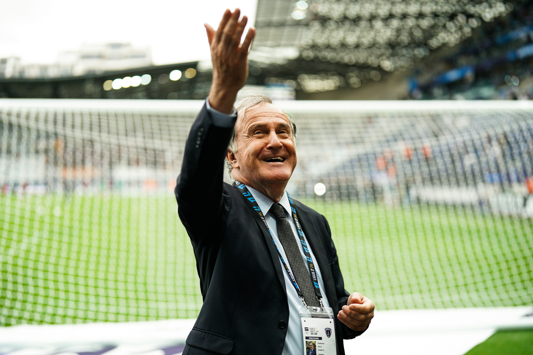 Pierre Ferracci, président du Paris FC, saluant les supporters à Jean Bouin.