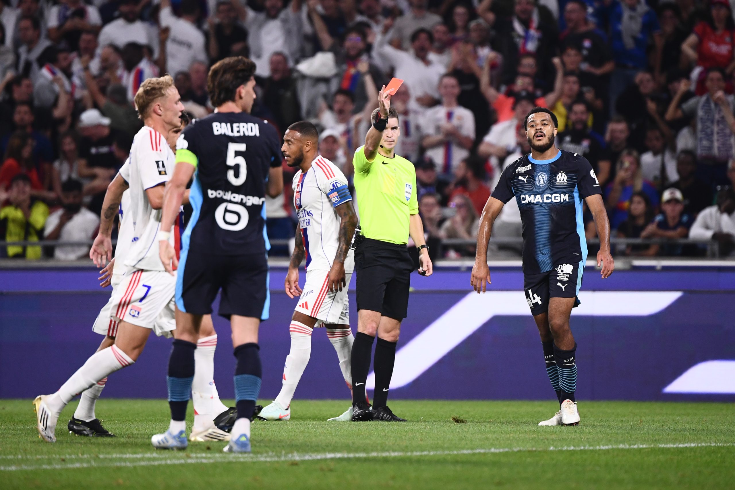 CJ Egan-Riley lors de son expulsion à Lyon dimanche dernier.