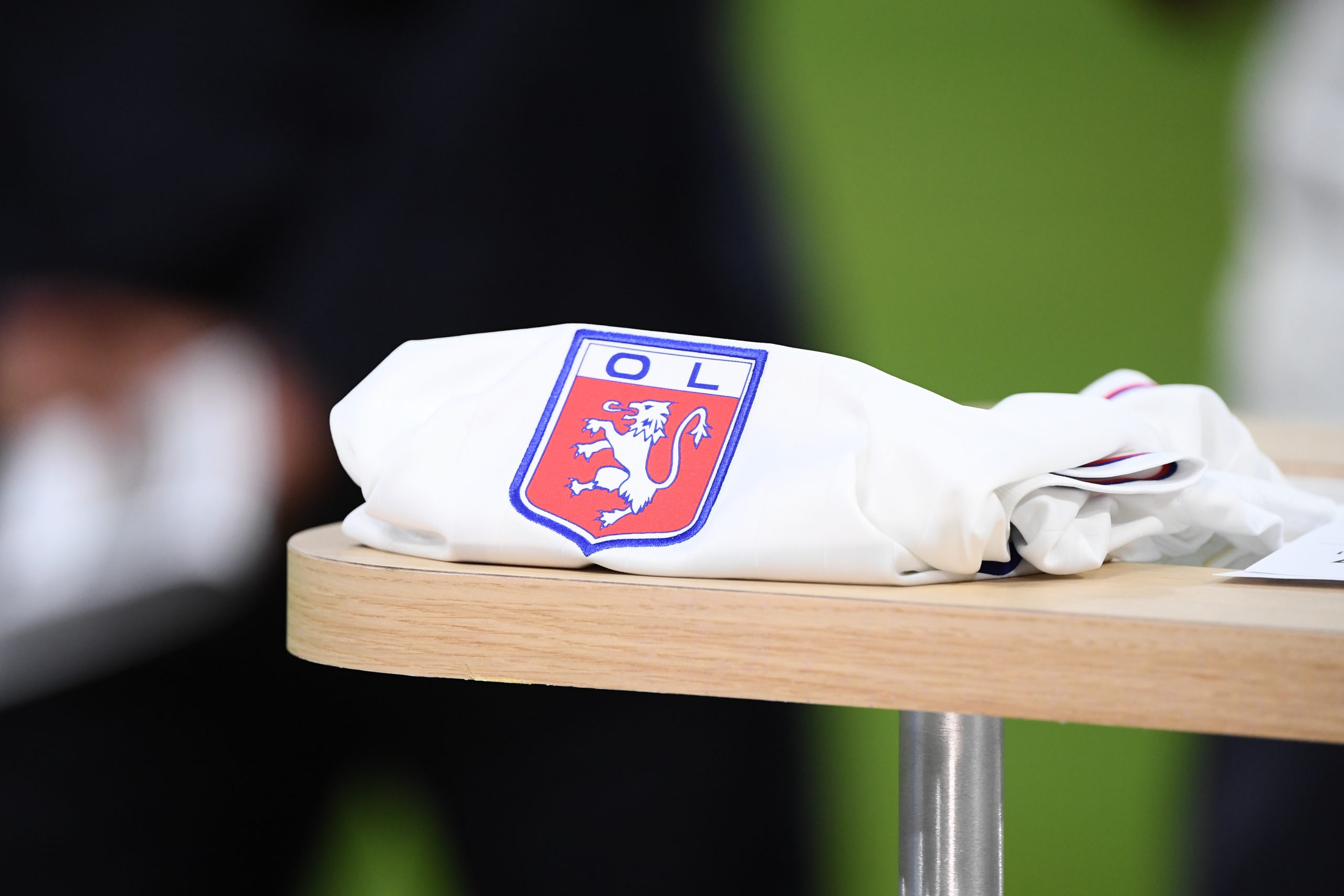 Le maillot des 50 ans de l'OL.