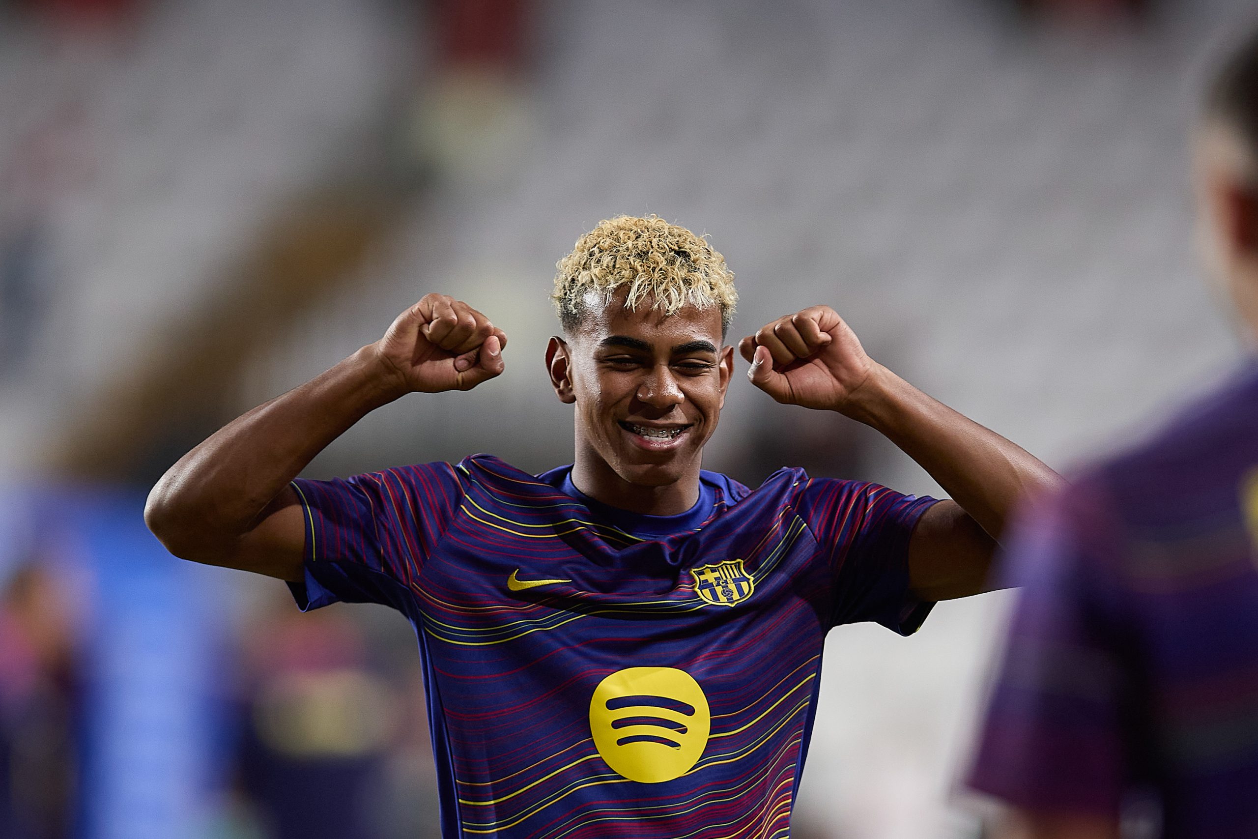 Lamine Yamal, sourire aux lèvres, lors d'un échauffement du FC Barcelone.