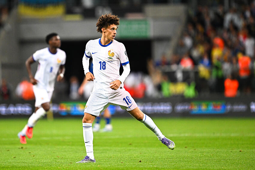 Maghnes Akliouche en Bleu